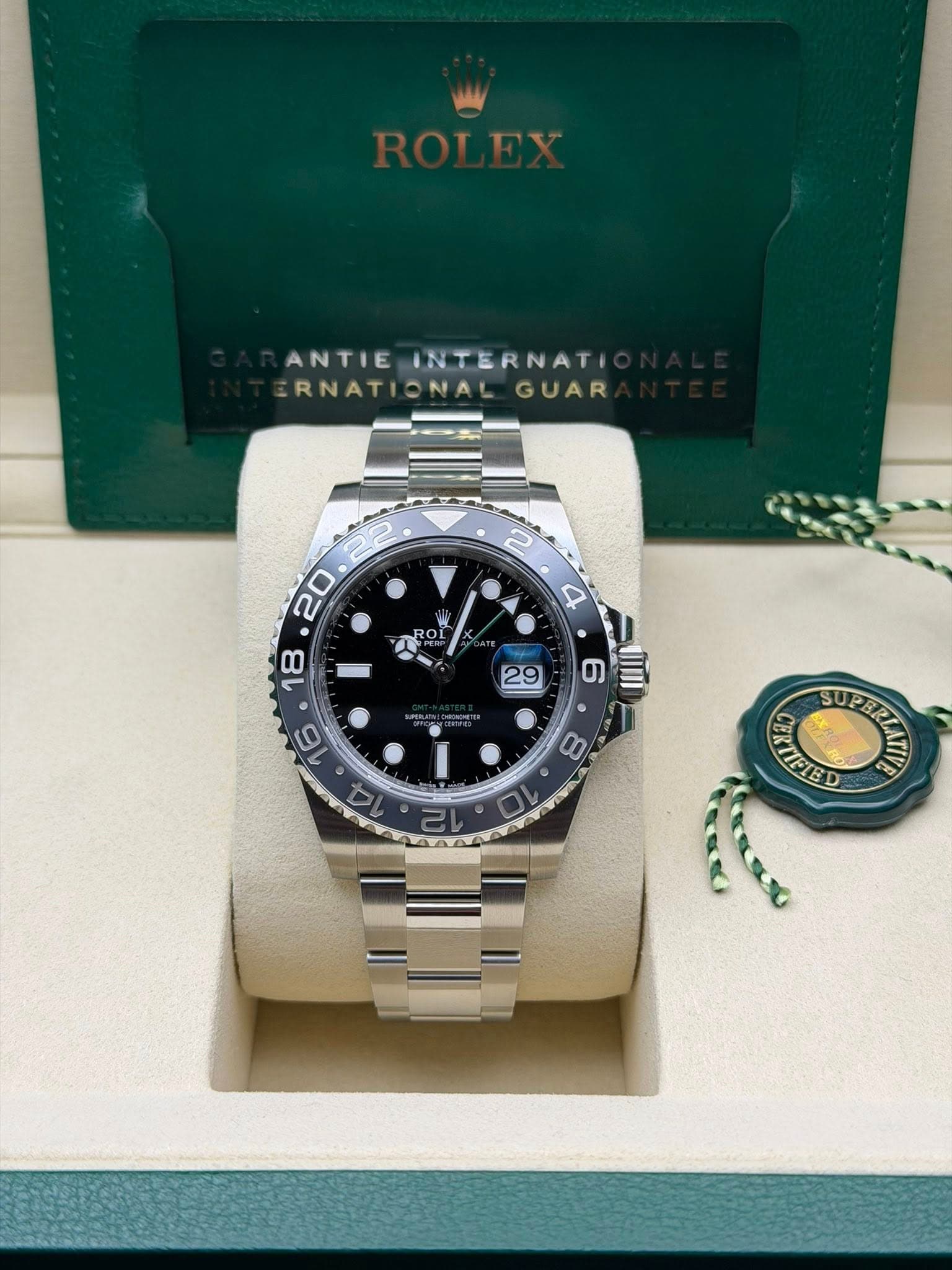 May be an image of wrist watch and text that says 'ANTIEINTERNATI ANTIE INTERNATI RNATIONAL ONAL GUAR RNATI നർ IPEL D 'ाव SUPERE'