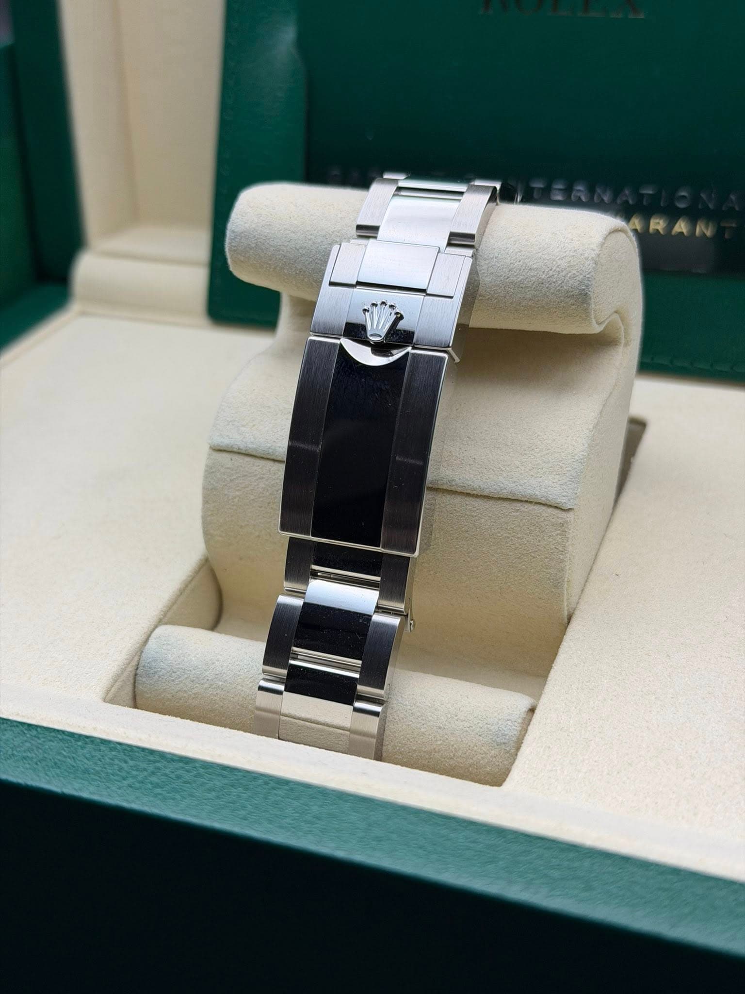 May be an image of wrist watch and text that says 'ARA'