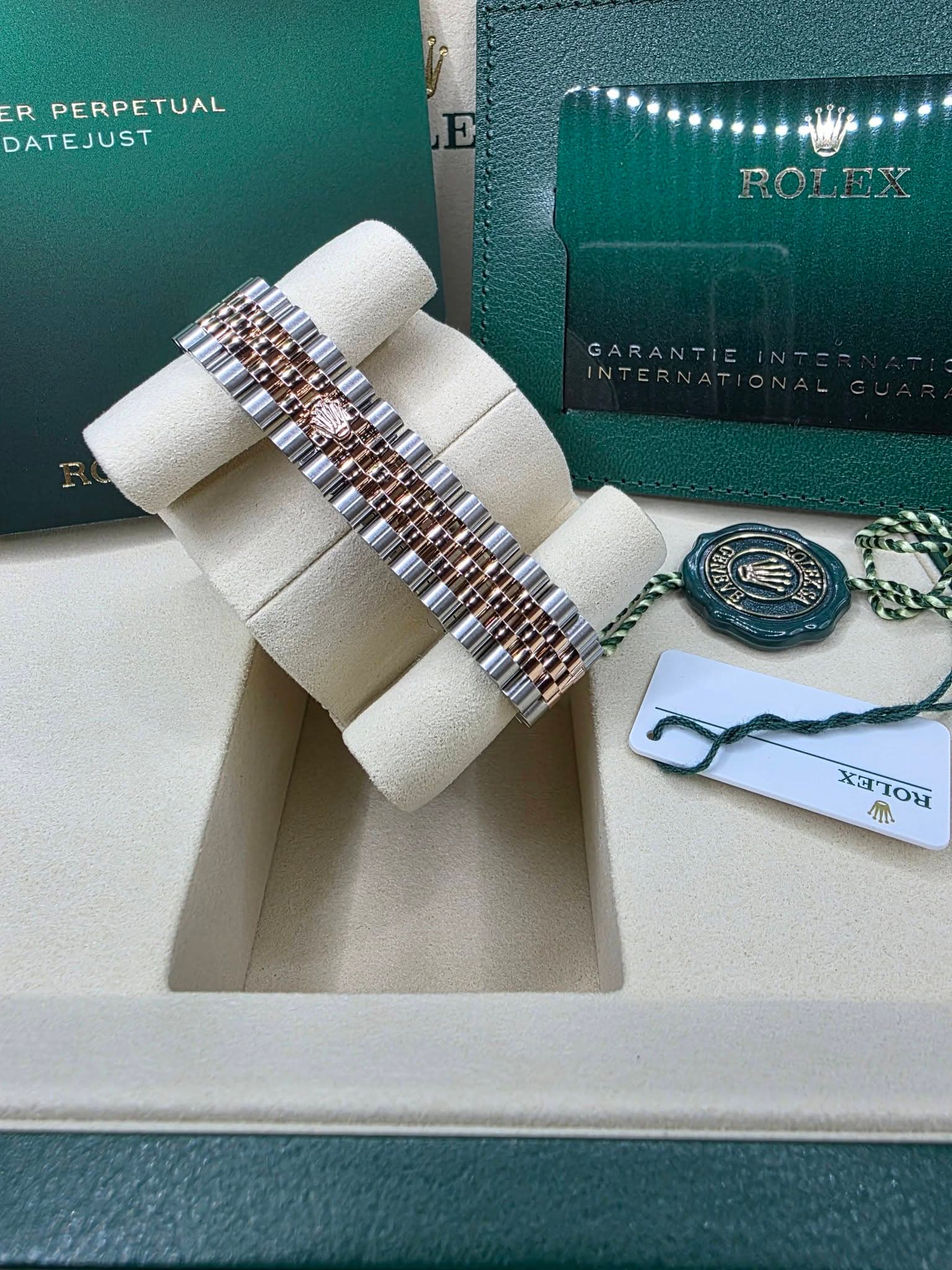 May be an image of jewelry, napkin ring and text that says 'R PERP PERPETUAL DATEJUST ROLEX د GARANTIE INTERNATIONAL GARANTIEINTER INTER INTERNATI นลีต かいな XαΊOυ κα 4'