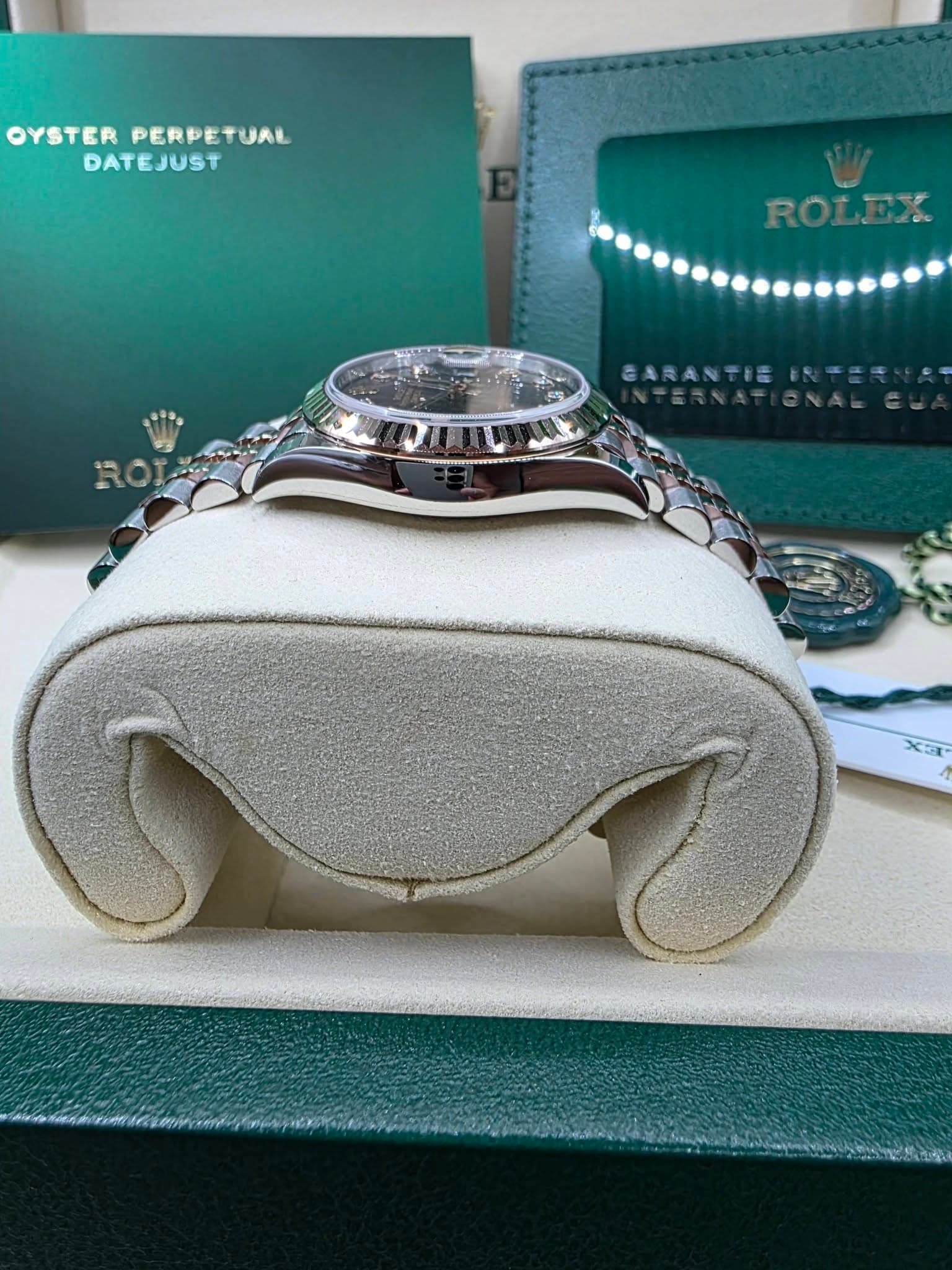 May be an image of wrist watch and text that says 'OYSTER PERPETUAL DATEJUST ROLEX GARANTIE 3pabl X3'