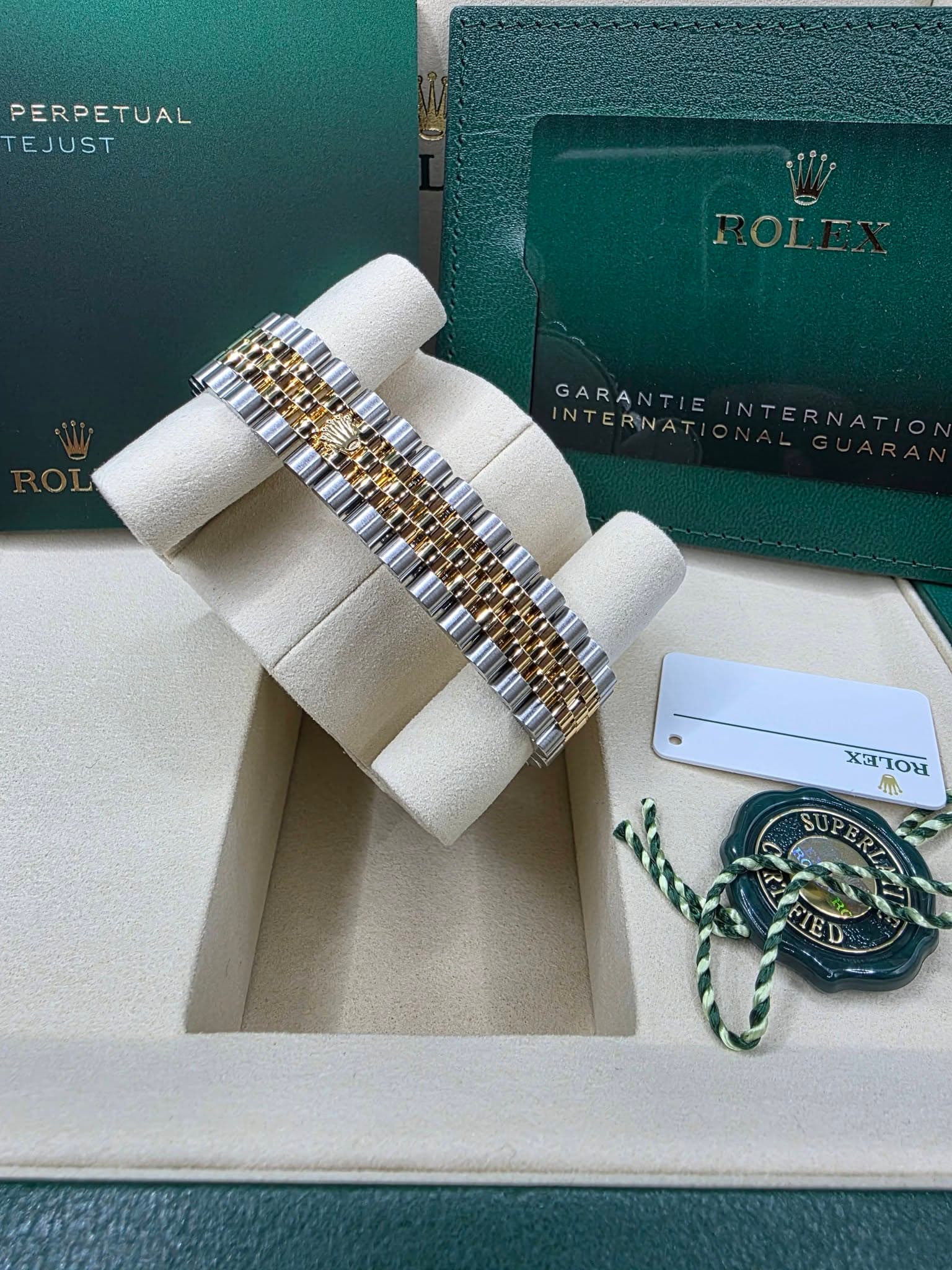 May be an image of napkin ring, jewelry and text that says 'PERPETUAL EJUST GARANTIE INTERNATIONALGU INTERNATIO INTERNATIO GARANTIEINTERNATION ेਥ X Toй ن FIED さ'