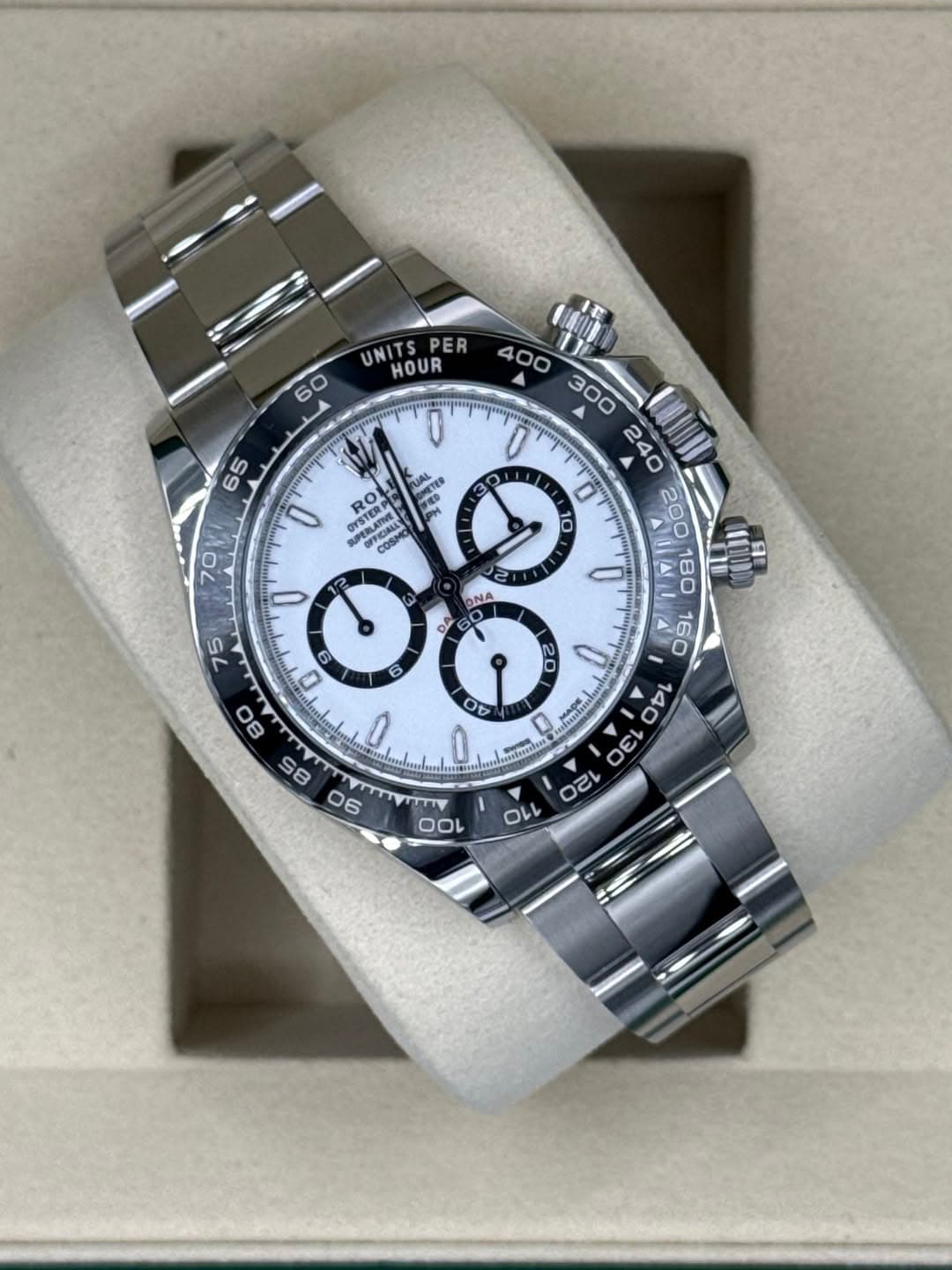 May be an image of wrist watch and text that says 'UNITS PER HOUR 60 30 TUAL ONETER 淨曜胶 0 RO OYSTER OTSTER PERLATVE 400 A ONA OA 0 65 T0W 75 80 85 a D ญ OL O 100 00'