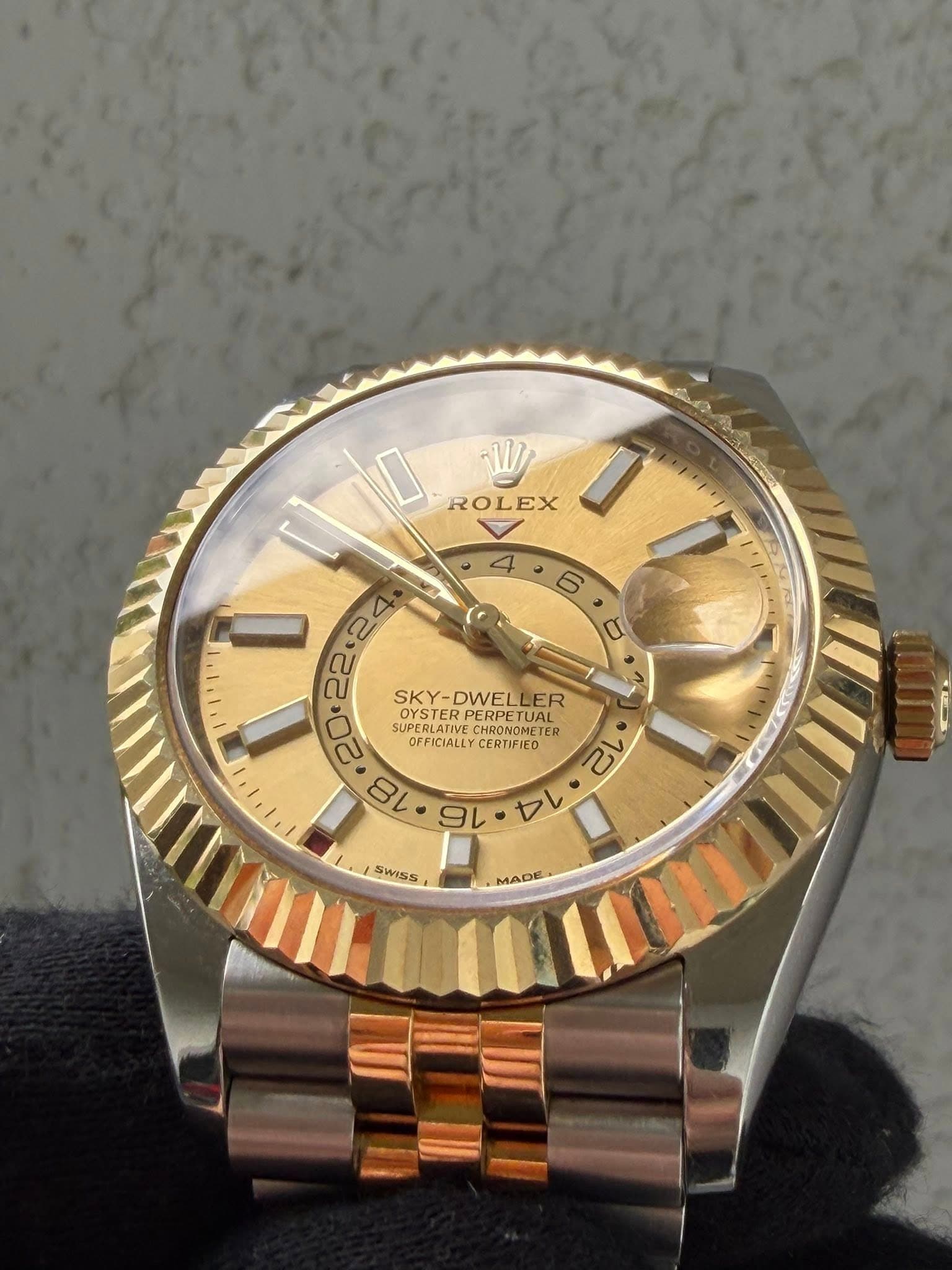 May be an image of wrist watch and text that says '6 b Uo RO ROLEX 4 ا١ 22.2 SKY-DWELLER DWEL LER OYSTER OYSTERPERPET OYSTE PERPE ETUAL TUAL SUPERLATIVE DEFICIALLY HRONOMET TER…