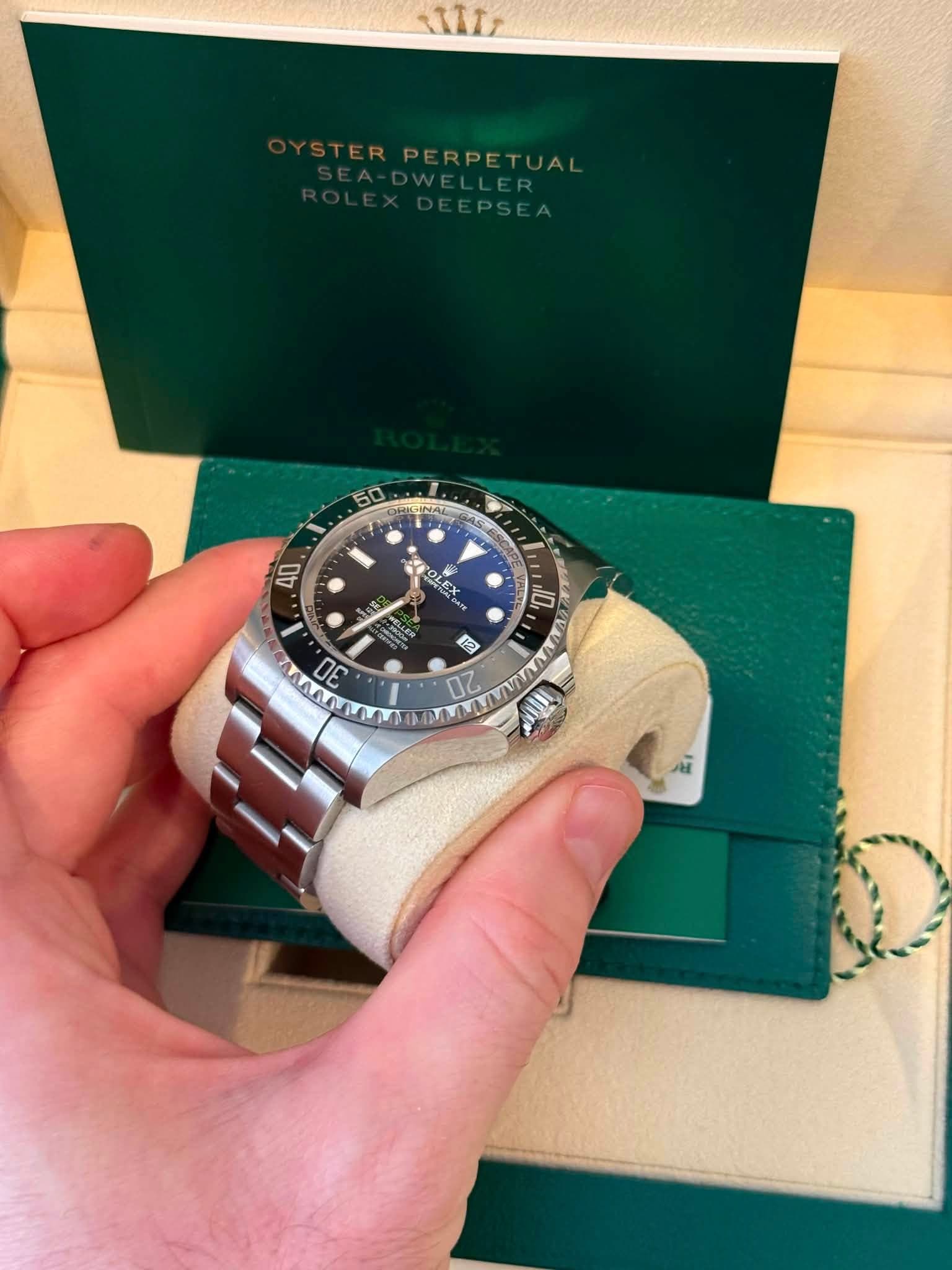 May be an image of wrist watch and text that says 'TERPERPETUAL 50 As 40 X 4 LEX D يا'