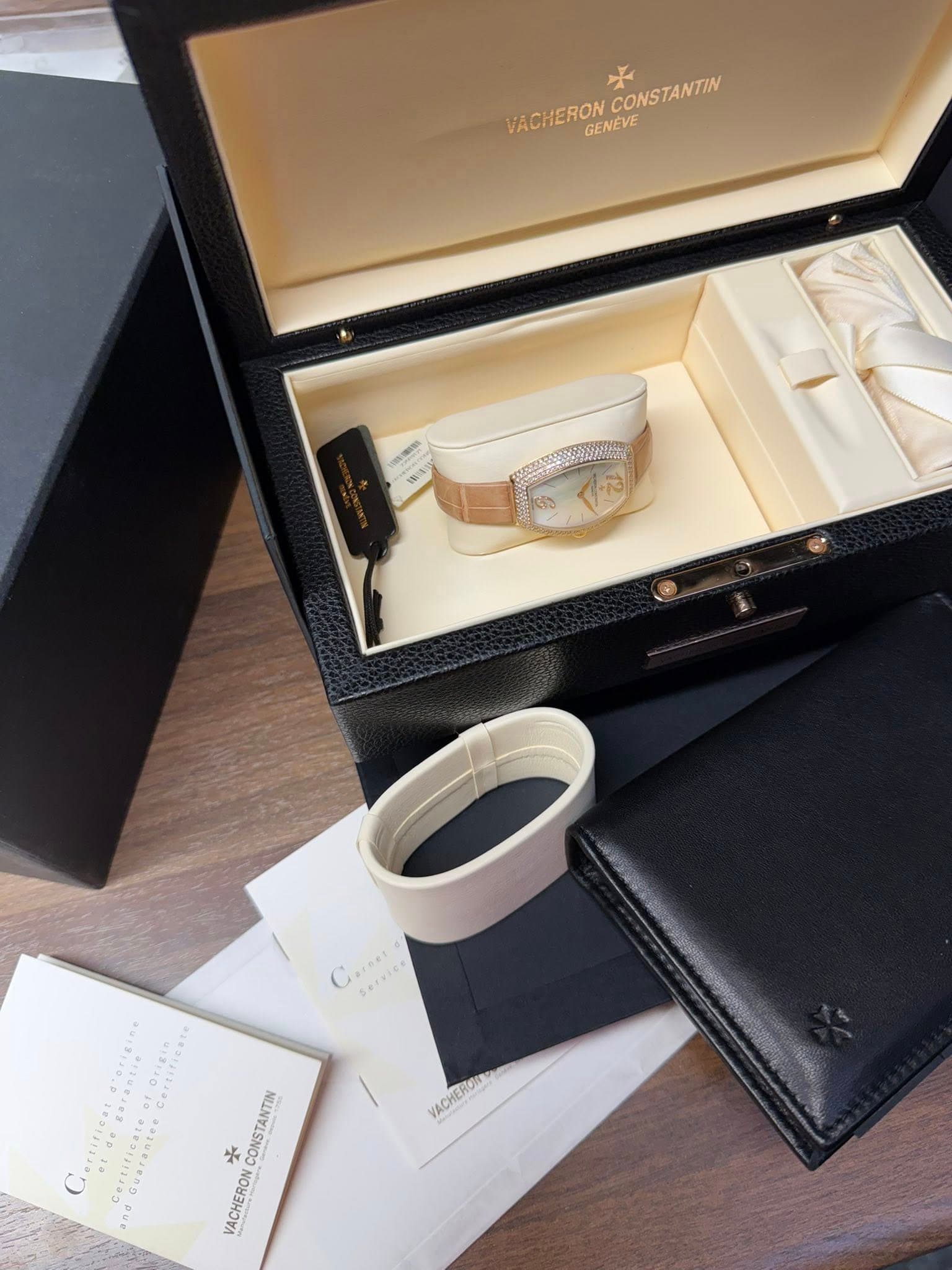 May be an image of wrist watch and text that says 'CONSTANTIN VACHERON VACHERONCONSTANTIN GENEVE yACHEЙOAA ACИE 光 CONSTANTIN VACHERON'