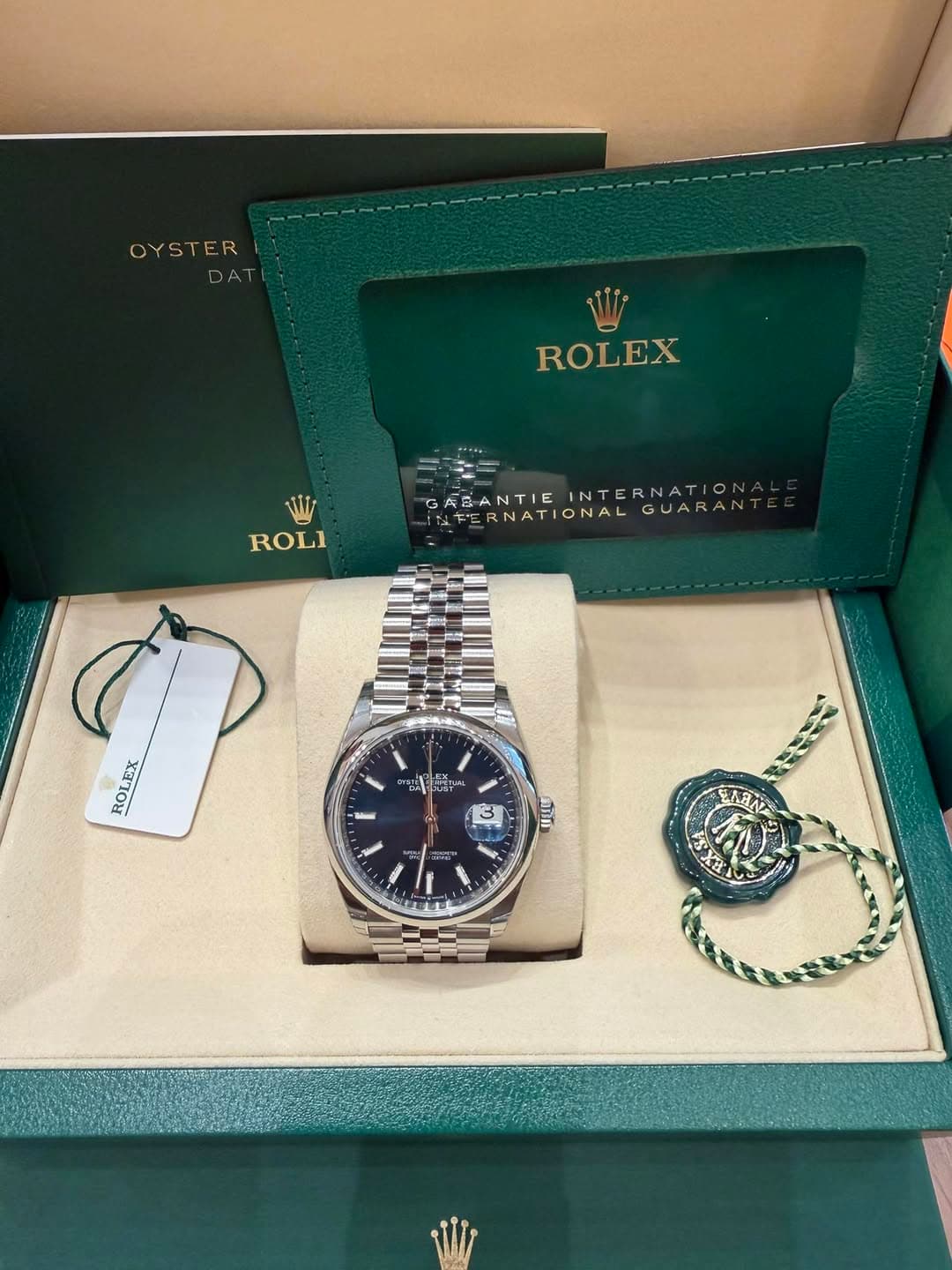 May be an image of wrist watch and text that says 'OYS OYSTER ER DATE: DA ROLEX تنلا ROLI FBANTIE ABANTIEINT INTERNATI EANTIEINTERNATAN ON NFERNATIONAL GUARAN…