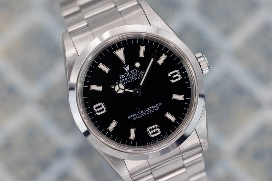 May be an image of wrist watch and text that says 'ROLEX ROLE I ๓ 1O CERTIFIED RONOMETER SUPERLATINECHRONOMETER NOM 0 ERTIFIED 6'