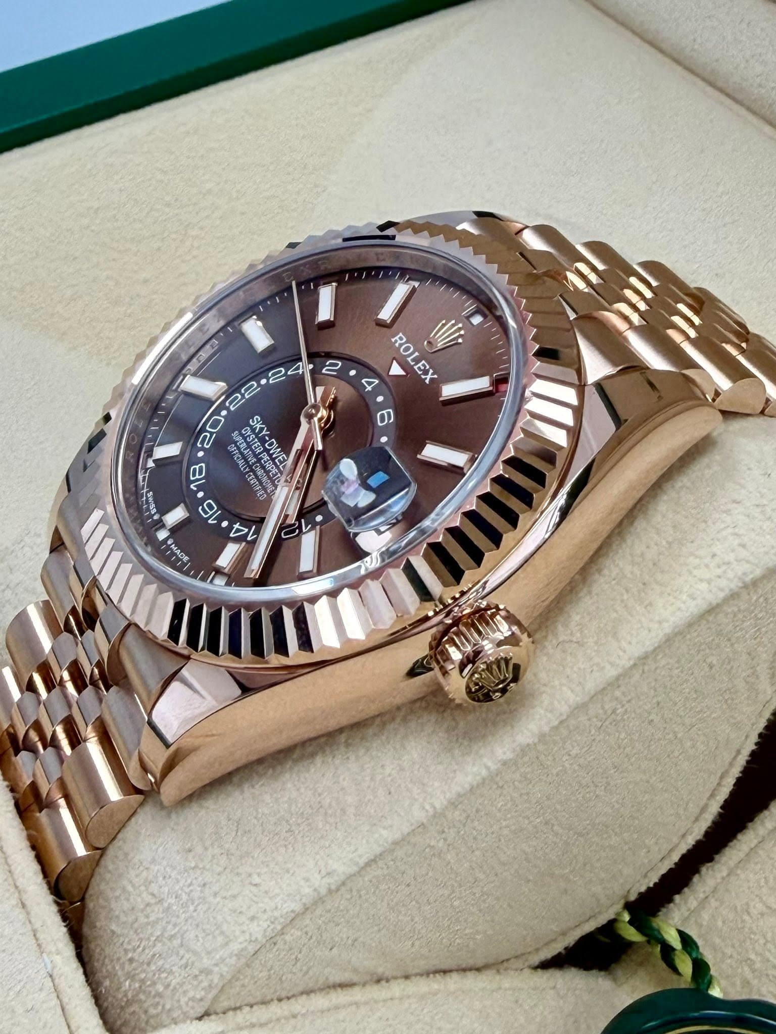 May be an image of wrist watch and text that says '2 ROL WI 4 ROLEX EX 0 CYSTER SKY 80 Grstendcet OYSTERPE SKY-OWEL ERPERFEI SKY-DWE DWEL ETO 16 ovn SSS'