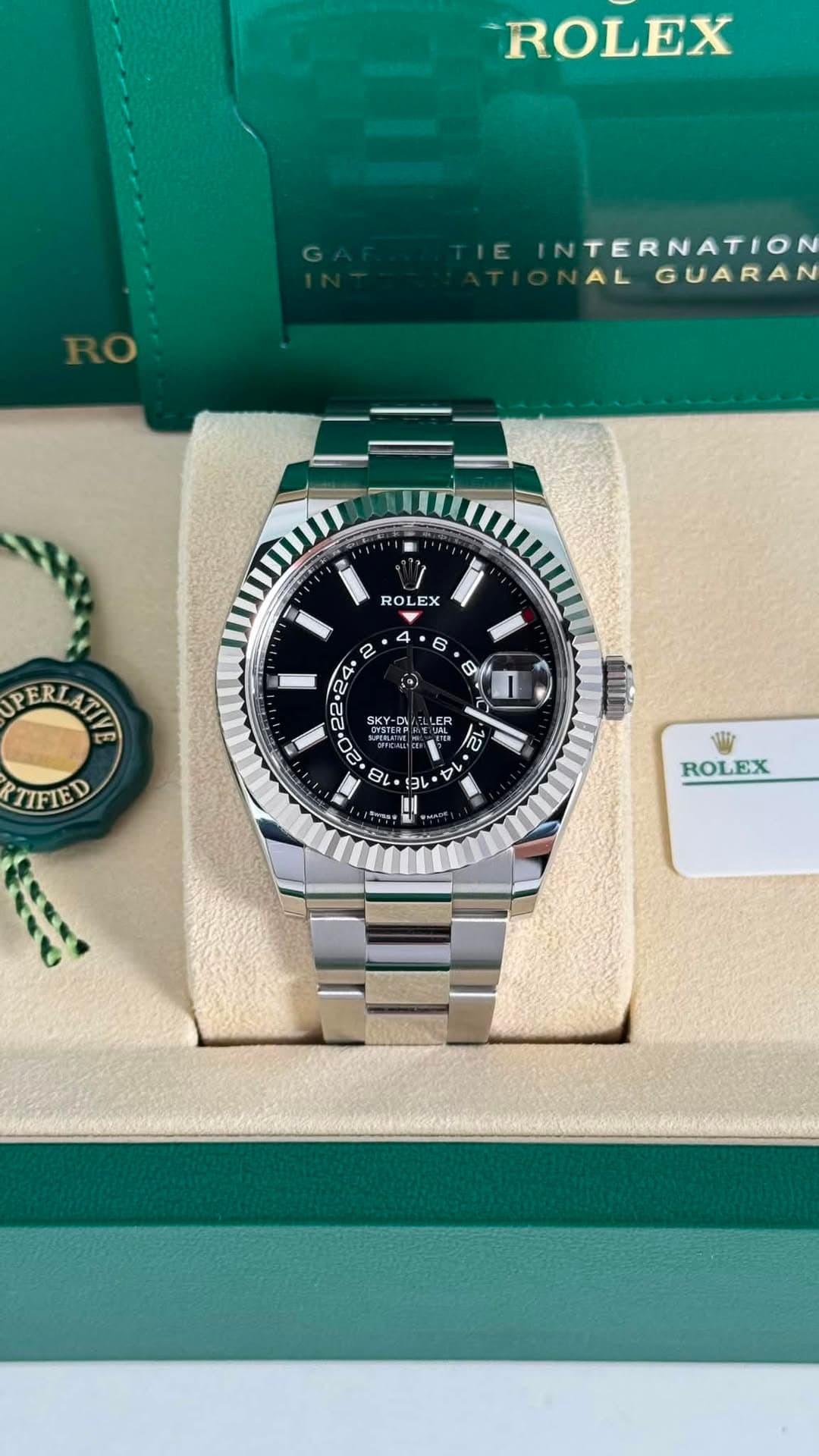 May be an image of wrist watch and text that says 'ROLEX INTERNATION AL GUARAN ROLEX EX ROI PERLATIE TIFIED ល់ εν α 국 レ 7 20 ROLEX'