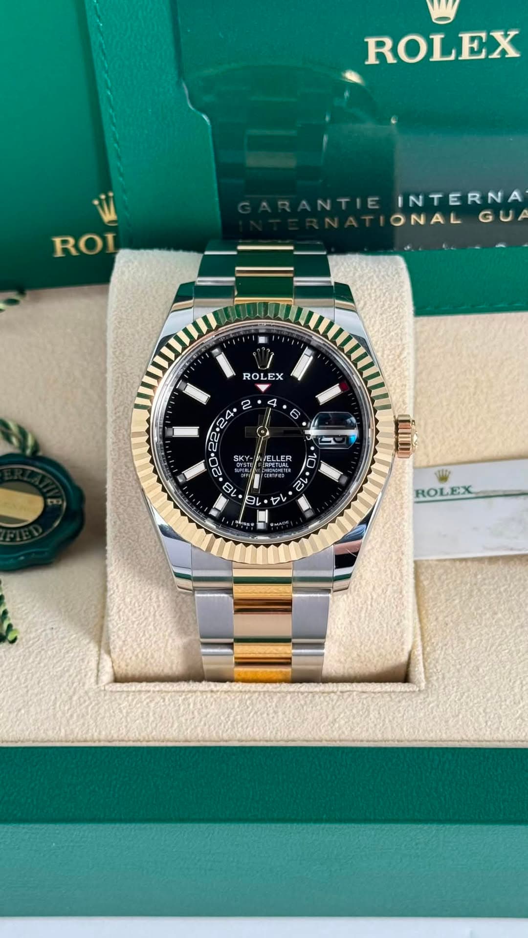 May be an image of wrist watch and text that says 'ROLEX ROI GARANTIE NTIE INTERNA ONAL GUA ROLEX ROL EX SKY- 下 18 I - 3L M د 2 المسة W ROLEX'