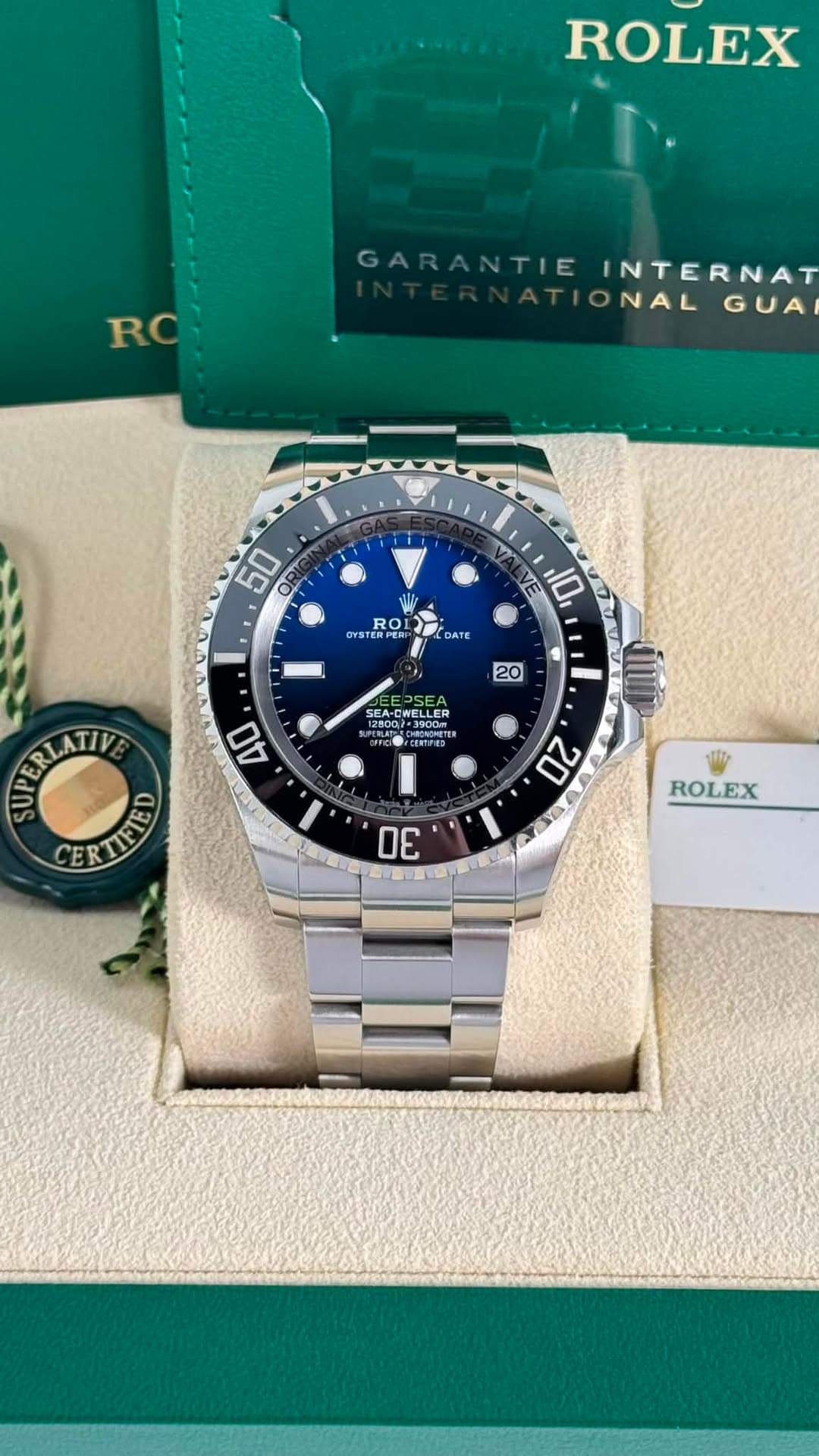 May be an image of wrist watch and text that says 'ROLEX RC GARANTIEINTERNAT GARANTIE INTERNAT TIONAL GUA 50 OF RO ስገ DATE 10 20 SEA-CWELLER 213円 ERSEA SEA-CWELLE 12500,2…
