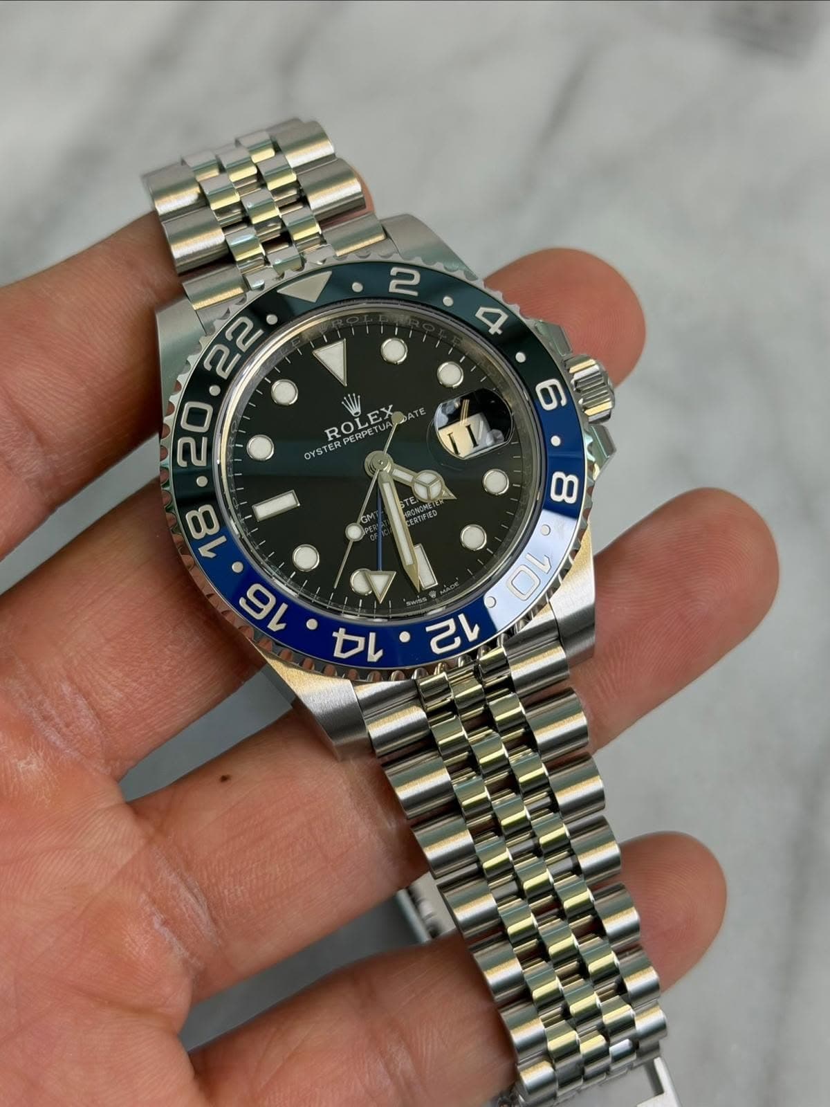 May be an image of wrist watch and text that says ' • 20 ROLEZ DER ERPET PERPET R OYSTER YSTERPER 18 16 6 V 8 o ום עק လ'