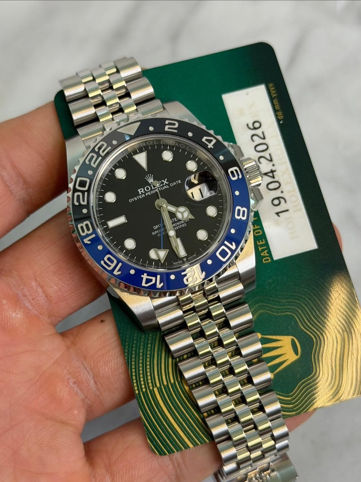 May be an image of wrist watch and text that says ' • 22 2 20 RO ROLEX PERPETUAL ATE RPETUAL OYST 18 16 GM GONGTES Cのカドりそ 00 OF E DATE DA 14 D 12'