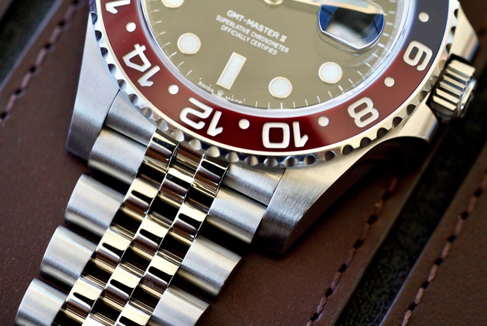 May be an image of wrist watch and text that says 'SUPEL CTEMASTER 프 OFFICIALLY AAATNE LATIVE 14 Ο CERTIFIED GHT-MASTERH ETER SWISS swIns 魚 己 MANE 2 O တ 0'