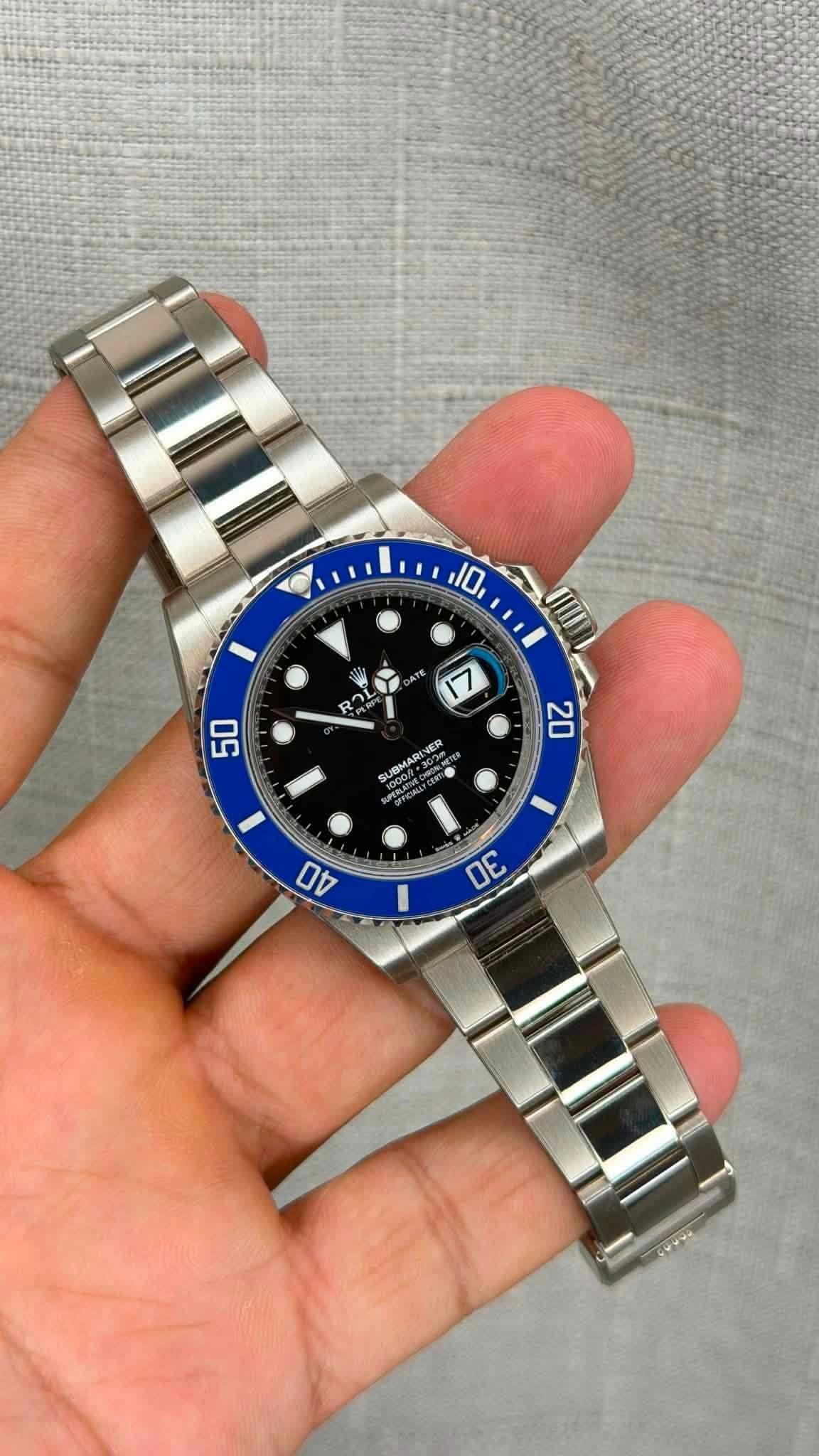 May be an image of wrist watch and text that says '® 10 UNI L D 2 R 50 20 VER SUBMAR 1000/ MAR I 40 30'