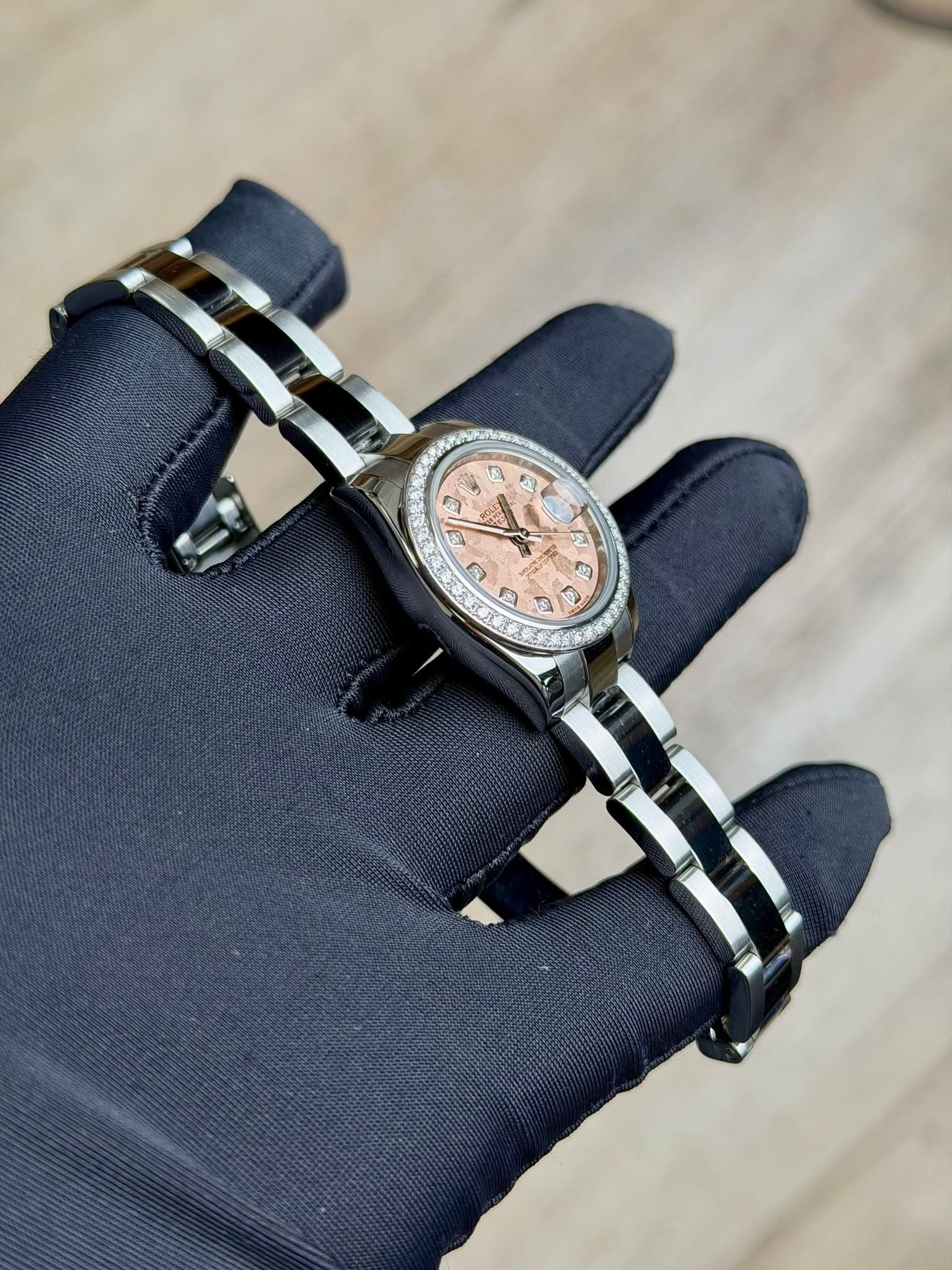 May be an image of jewelry, wrist watch and text that says 'A 29 10 福 B ম 愛 R ማ E O S'