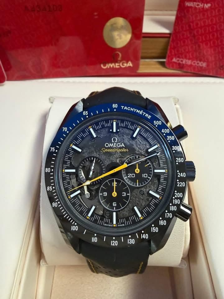 May be an image of wrist watch and text that says 'HATCHN) UMEGA 65 60 TACHYMÈTRE TACHYMETRE 500 70 /ייחוי "/Il "ul i. しよ lullul ח OMEGA Speednaster ም/ር/ + I バ 1 DWISS 100 II…
