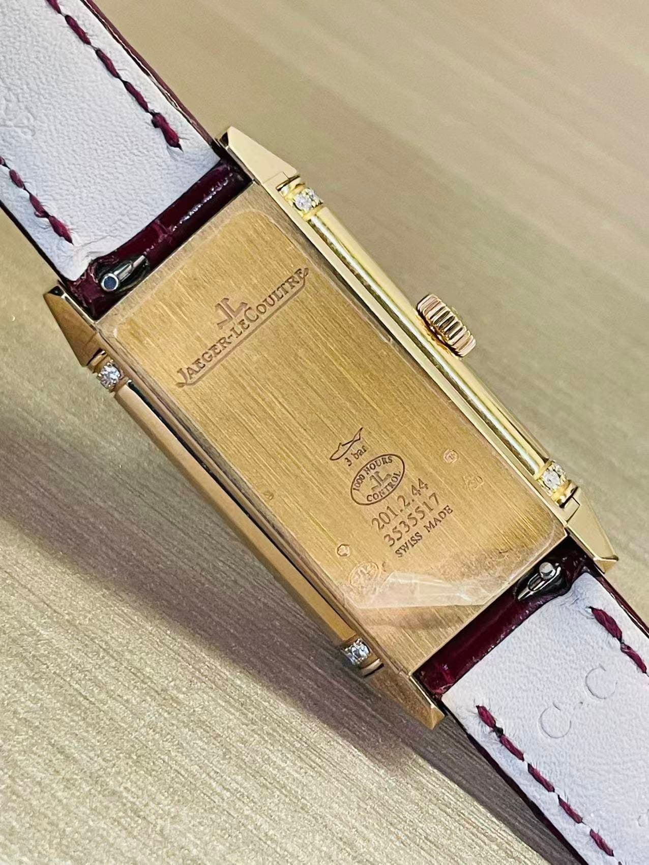 May be an image of wrist watch and text that says '1S JATGER-LECOULTRE ALGOR IL ATGER-LEC LE COULTRE ALGER- 3bar De OHOURS COLTROL ท 201.2.44 CONTROV ليم MADE SWISS ብግ'