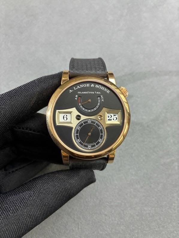 May be an image of wrist watch and text that says 'LANGE LANGE&SOIN de SÖHNE SA A OLANHIOTTE 1/8A 6 C 60 T R 10 25 50 NO OF 08 90 10'