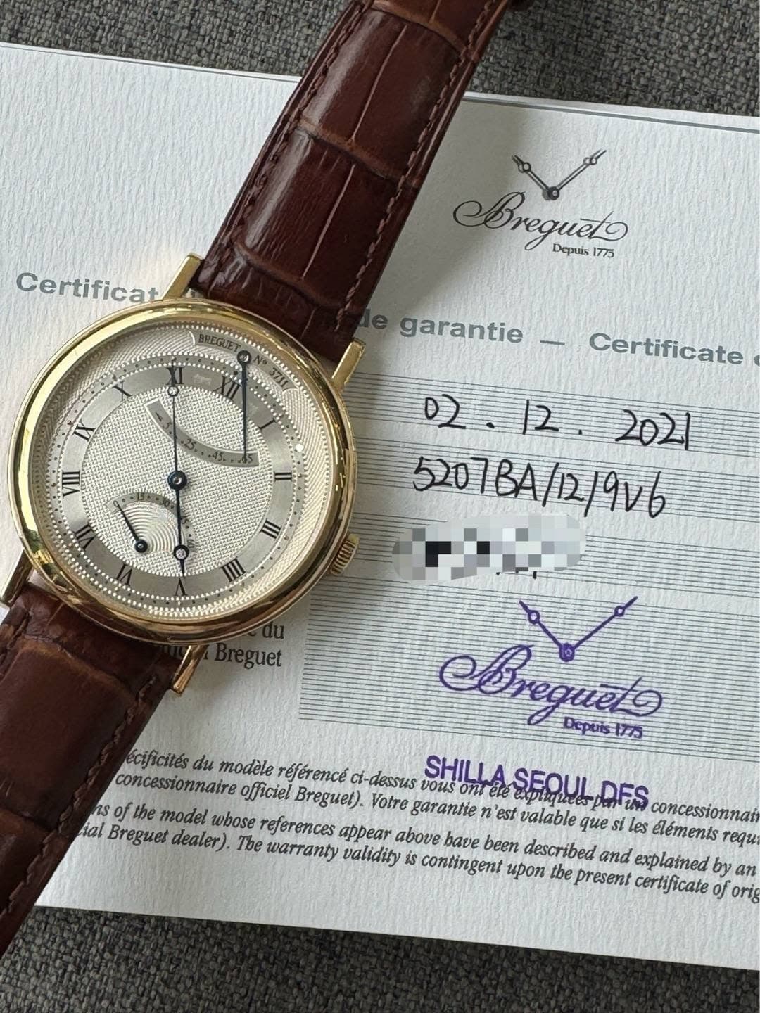 May be an image of wrist watch and text that says 'Certificat Bregudo 1775 Depuis garantie - VIII Certificate D 202 5207BA/12/9vb II guet Brequeto Depuis177 écificités du modèle…