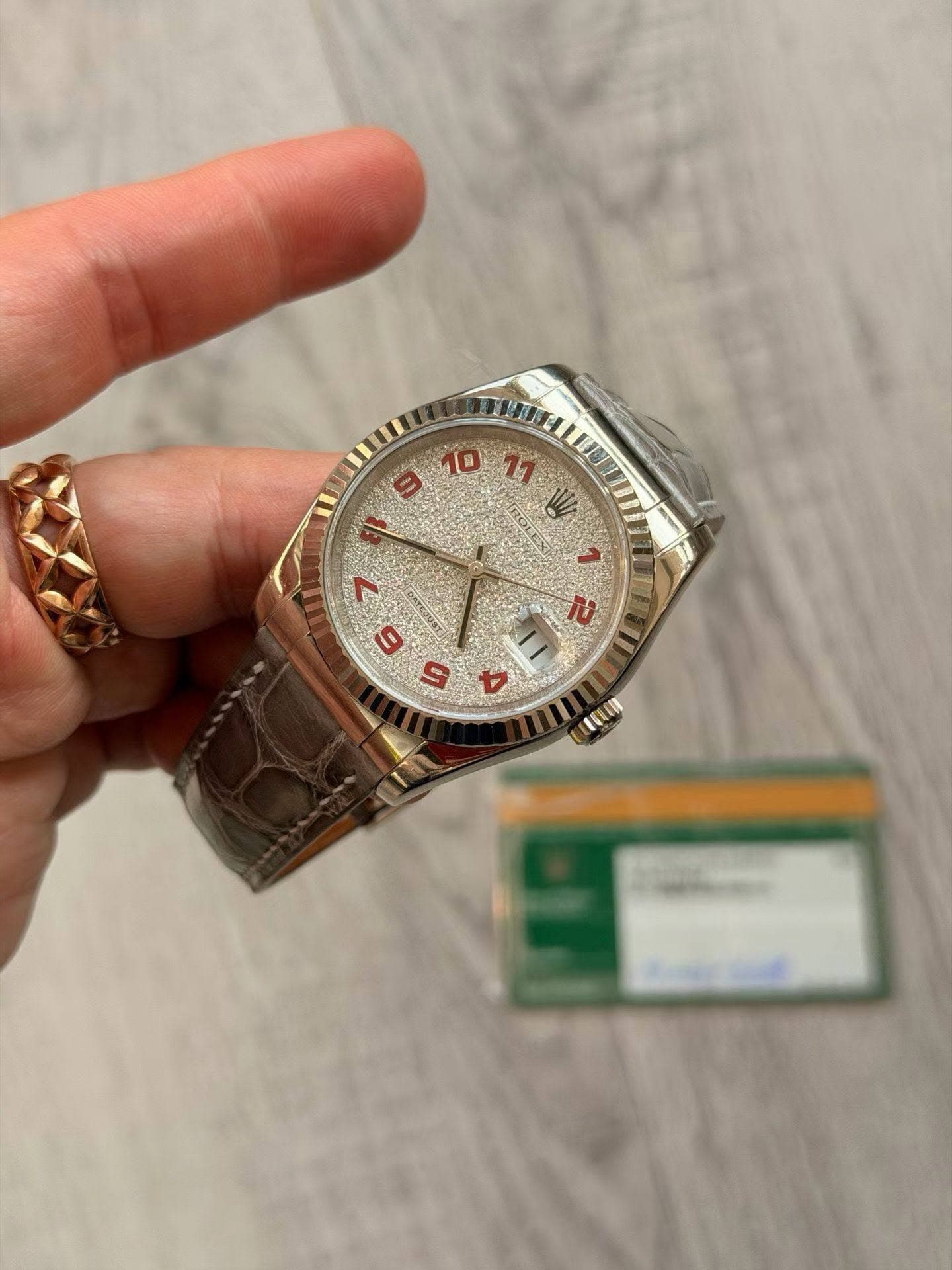 May be an image of wrist watch and text that says '9 目 11 11 1 W P 0 9 TỦ D'