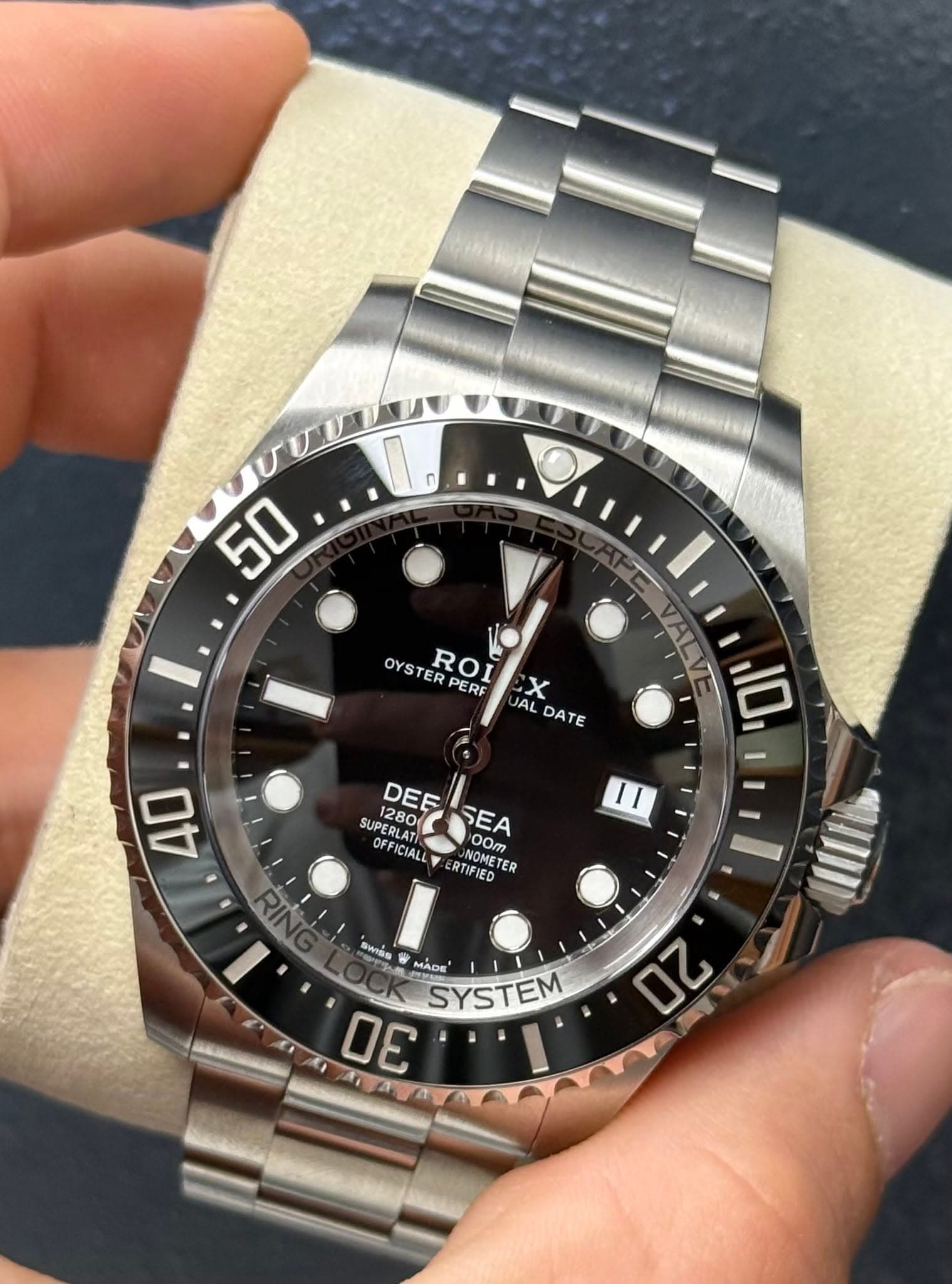 May be an image of wrist watch and text that says '50 OYSTER ROI PERF X JAL DATE SUPERLATI DEE DEESEA M SUPERLAT OFFICIALL NOMETE 100m ERTIFIED 00m TER 11 SWISe MADE SYSTEM YSTEM…