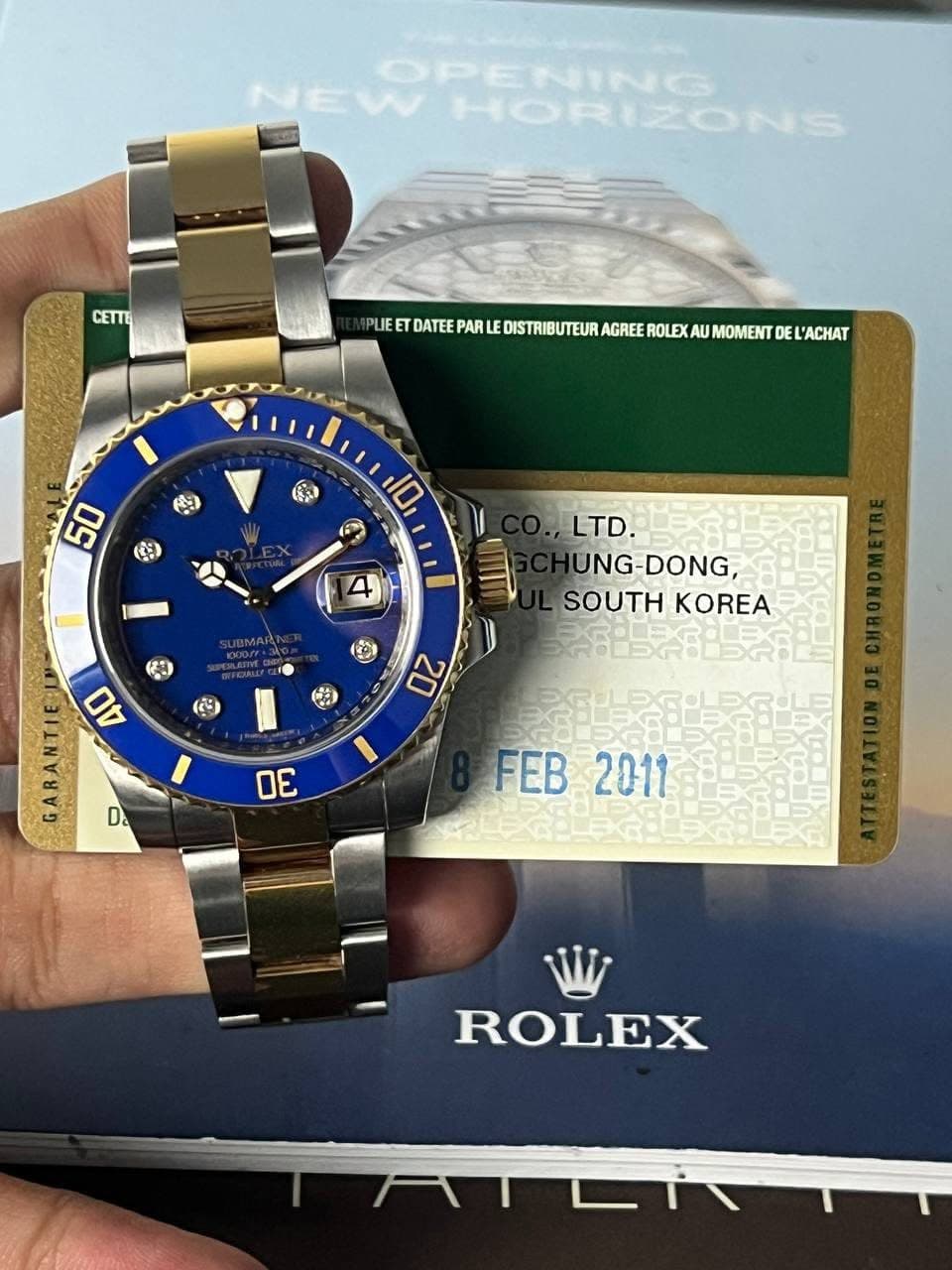 May be an image of wrist watch and text that says 'NE NEWHORIZON HORIZONG OPENING CETTE IETOTEAIEITATERA ET DATEE PAR DISTRIBUTEUR AGREE ROLEX MOMENT PLIE DE 'ACHAT ፍ SUBMA LTD.…