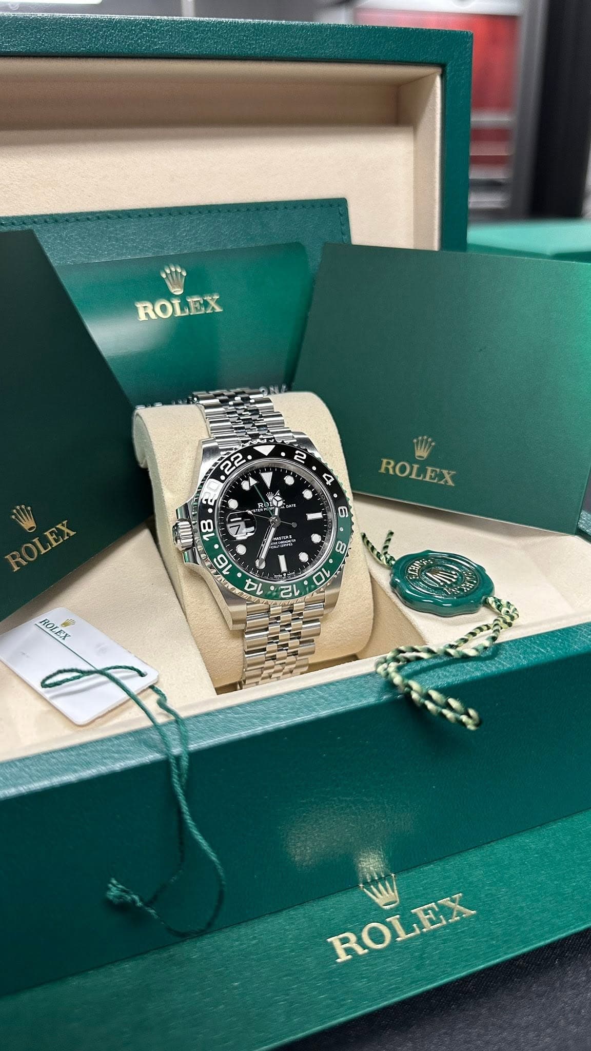 May be an image of wrist watch and text that says 'ROLEX 2 22 A 4 ROLEX 6 18 16 م 8 10 12 BeAEй Ein ROLEX'