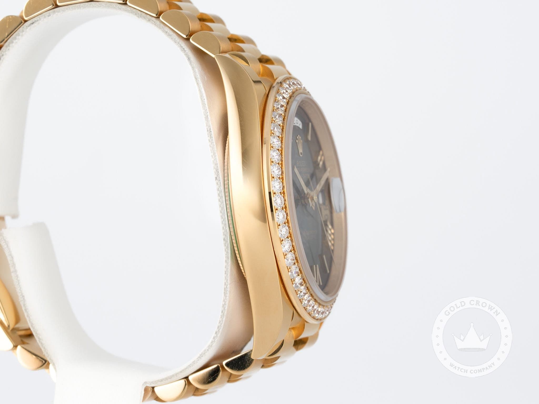 May be an image of jewelry, wrist watch and text that says 'GOLDCROVIN ከሕ GOLD CRO ROWN WATCR'