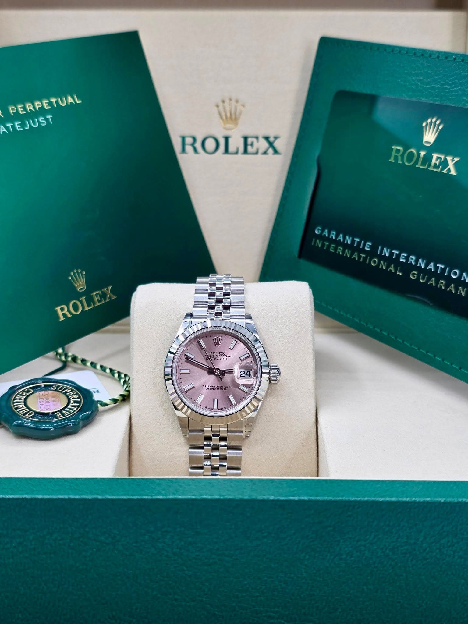 May be an image of wrist watch and text that says 'PERPETUAL TEJUST ROLEX ROLEX ROLE ROL GARANTIE INTERNATIO, INTERNATIO 편들한이이 200ST" 24 F เพน O'