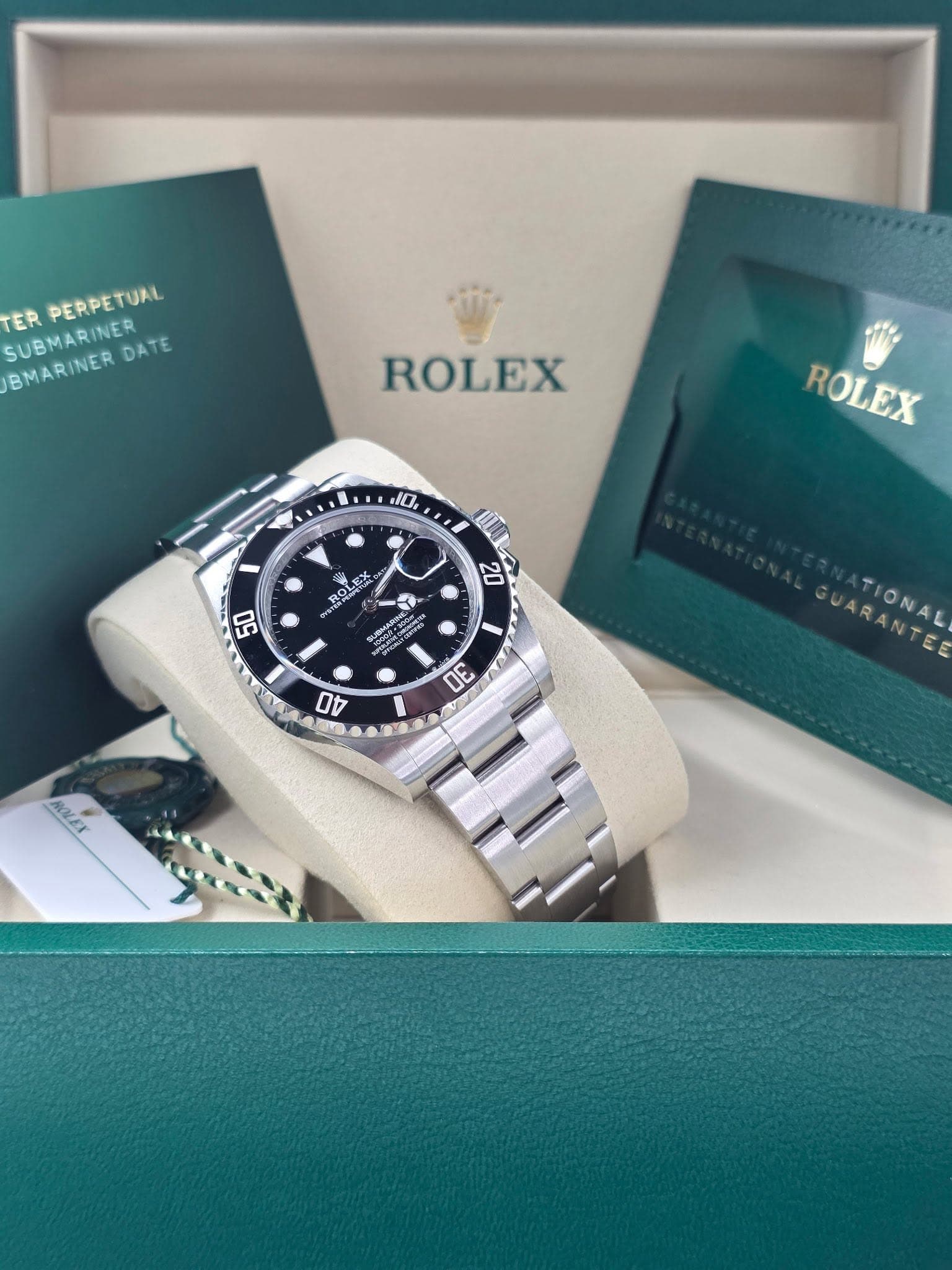 May be an image of wrist watch and text that says 'TER PERPETUAL BMARINER SUBMARINER DATE ROLEX 10, ROLEX ROLES し E 50 20 + הוור 40 30 ក SUARANTEE ARANTE TIONAL TIONAL e…