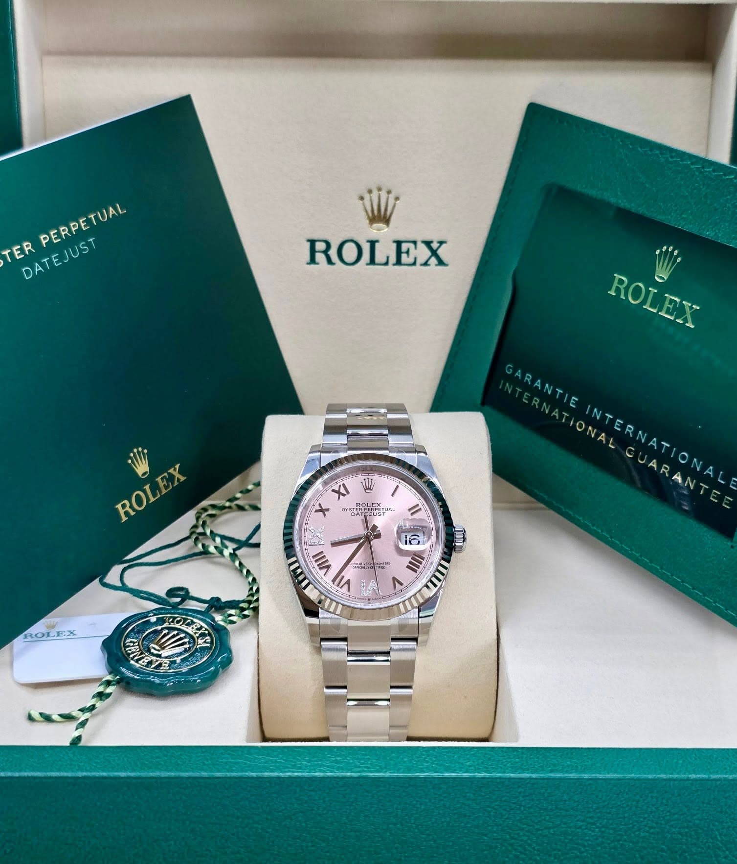 May be an image of wrist watch and text that says 'PERPETUAL TER DATEJUST ROLEX ROLEX ROL ROLEX XI X gH maner manttrmm RANTIE IONAL INTERNATIONA 10 16 II ROLEX VIII 5 RY'
