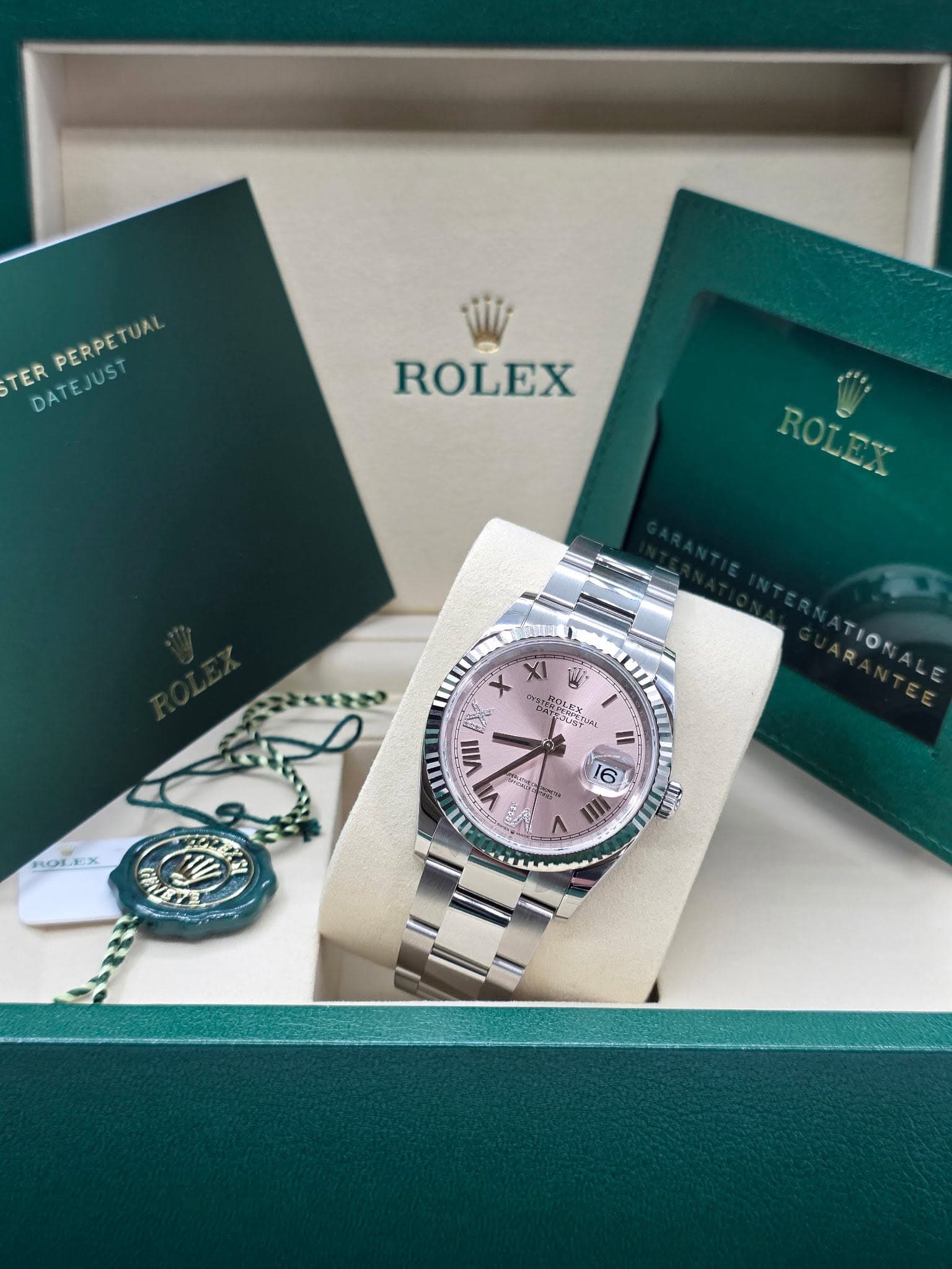 May be an image of wrist watch and text that says 'STER PERPETUAL PERPETUA DATEJUST DATEJUST ROLEX ROLEX ROLEA x XI SEM K 銈亜 OUST VIlI TLI 6 A 喔侧笧 A 1 T UE'