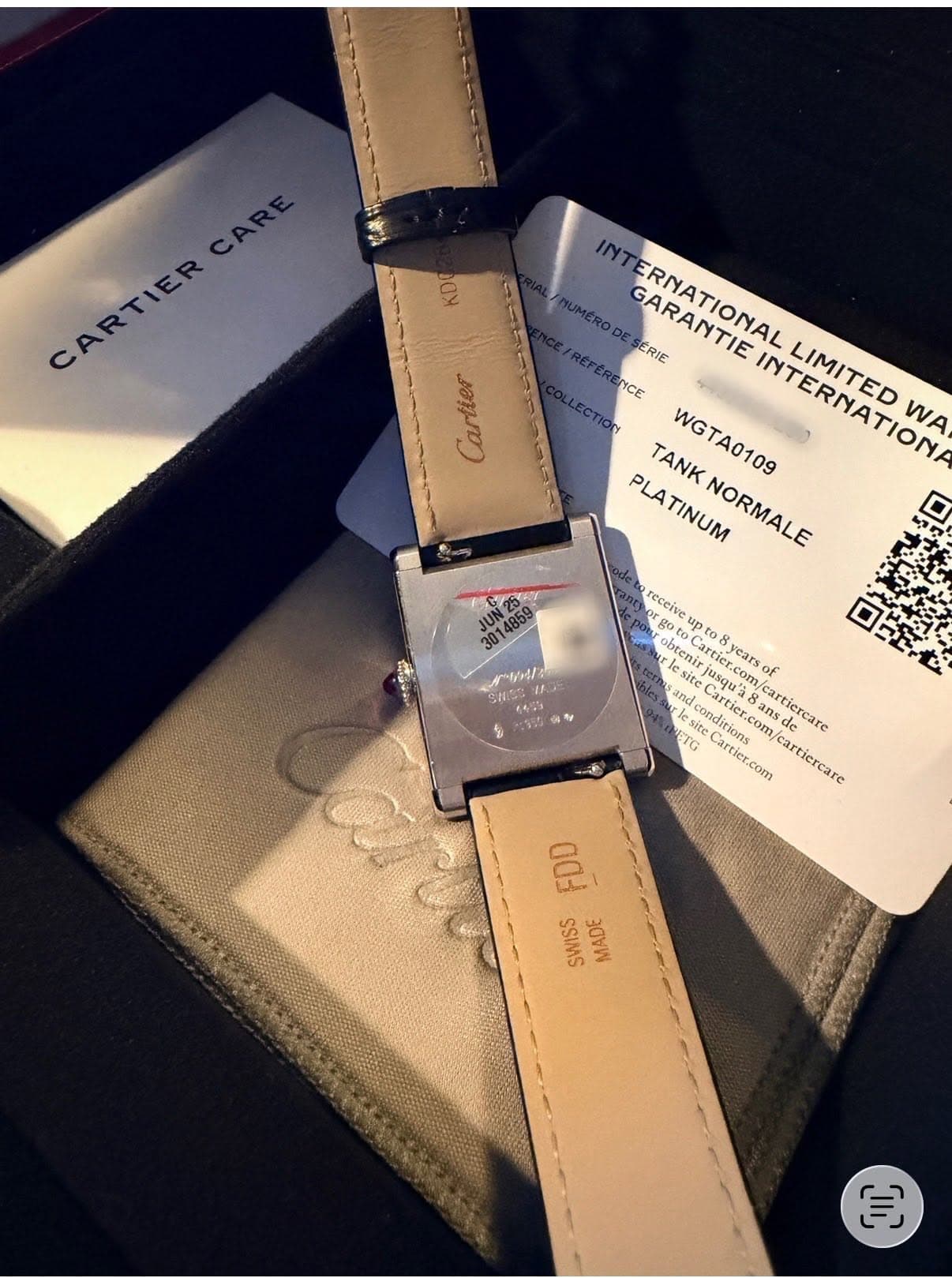 May be an image of digital watch and text that says 'KD CARTIER CARTIER Cartier INT GARANTIE ERNATIONAL SERIE REPÉRENCE NCE LIMITED PLA LATINUM NORMALE TANK WGTA0109 INTERNATION WA…