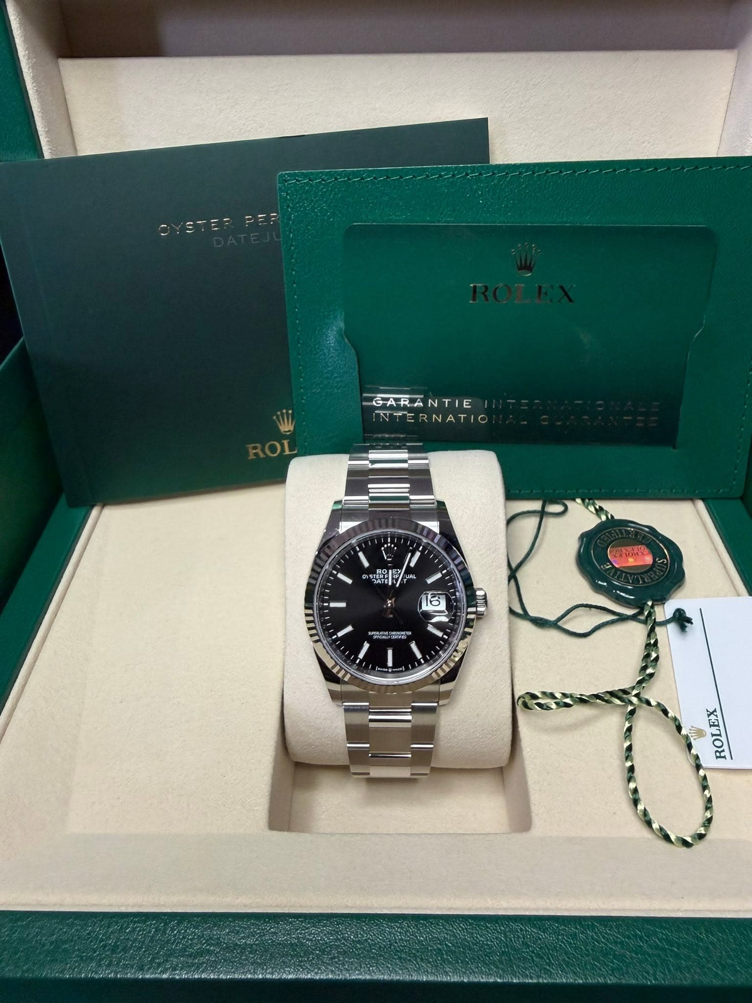May be an image of wrist watch and text that says 'OYSTE-PER OYSTERPER GARANTIE GAR NTIE GARANTIE NATI 關 10 பய ROLEX'