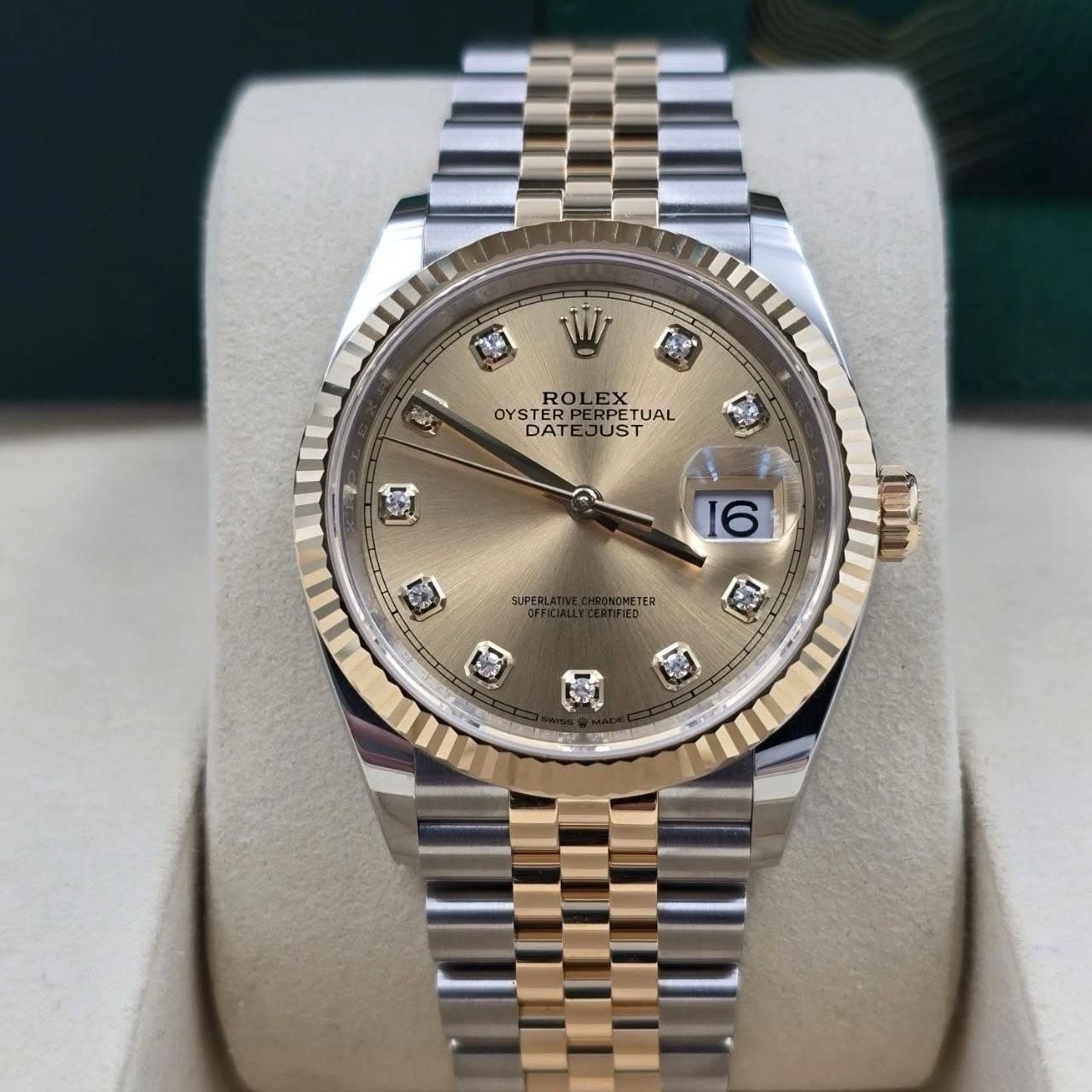 May be an image of wrist watch and text that says 'さ W N o るチ ROLEX RO EX OYSTER FRE ROLEX OYSTERPERPETUAL ERPETU PETUAL DATE UST អត 16 神話'