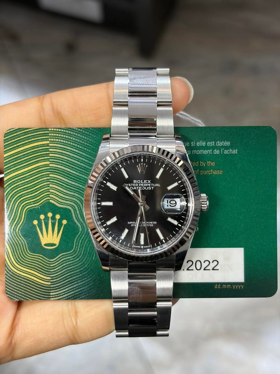 May be an image of wrist watch and text that says 'sletdatée es elle est datée moment momentdel'achat de 'achat by /the urchase ROI ROLE STER STER TER PERPE ERPE SACT 2 UAL DATE…