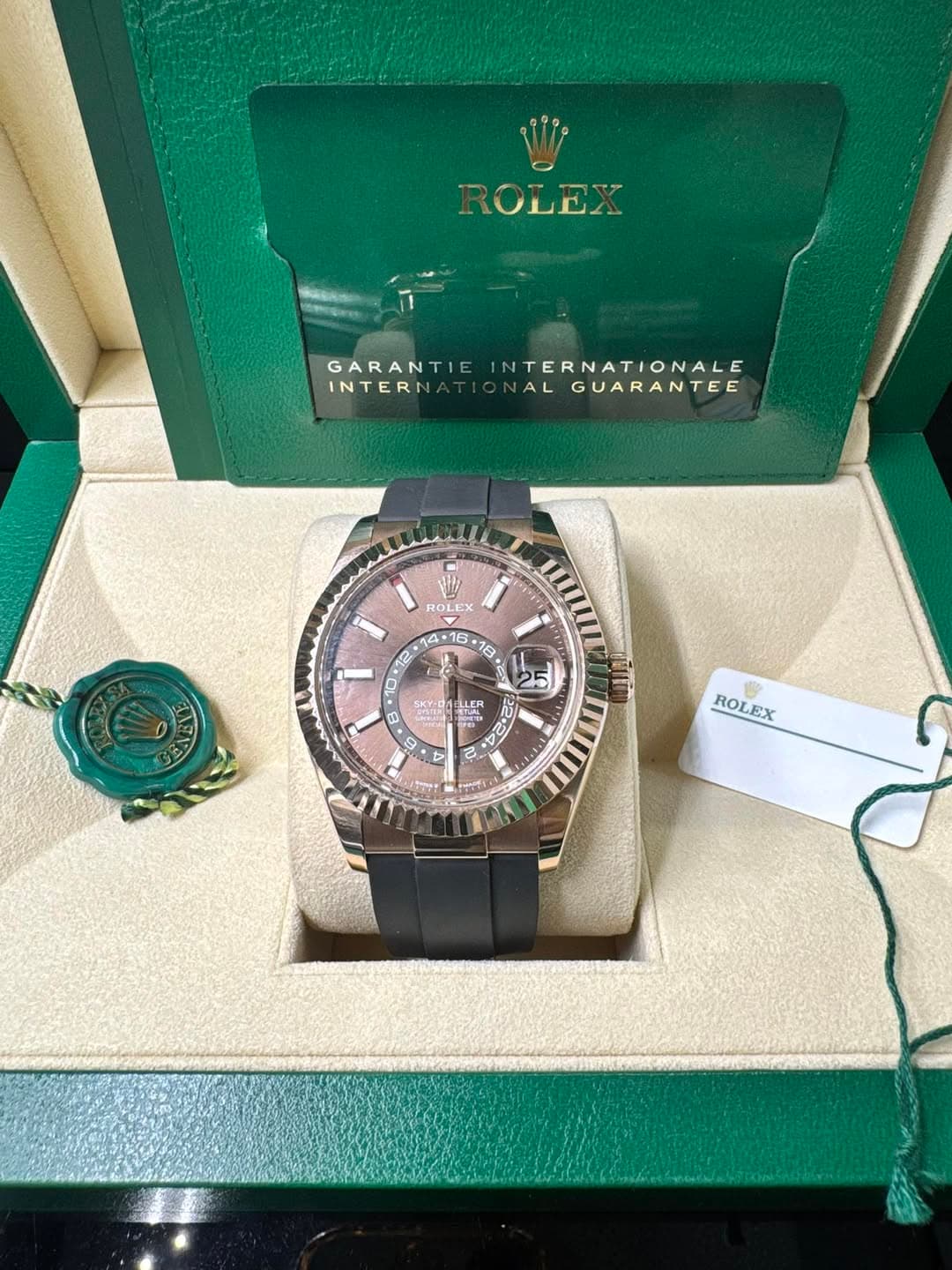 May be an image of wrist watch and text that says 'ROLEX GARANTIE NTERNATIONALE INTERN ONAL AL LGUARANTEE OLES 4.16 •16 10 公 25 2 2 B 2 TTLER ይ LEN LER ROLEX LEX မောသကိန်)'