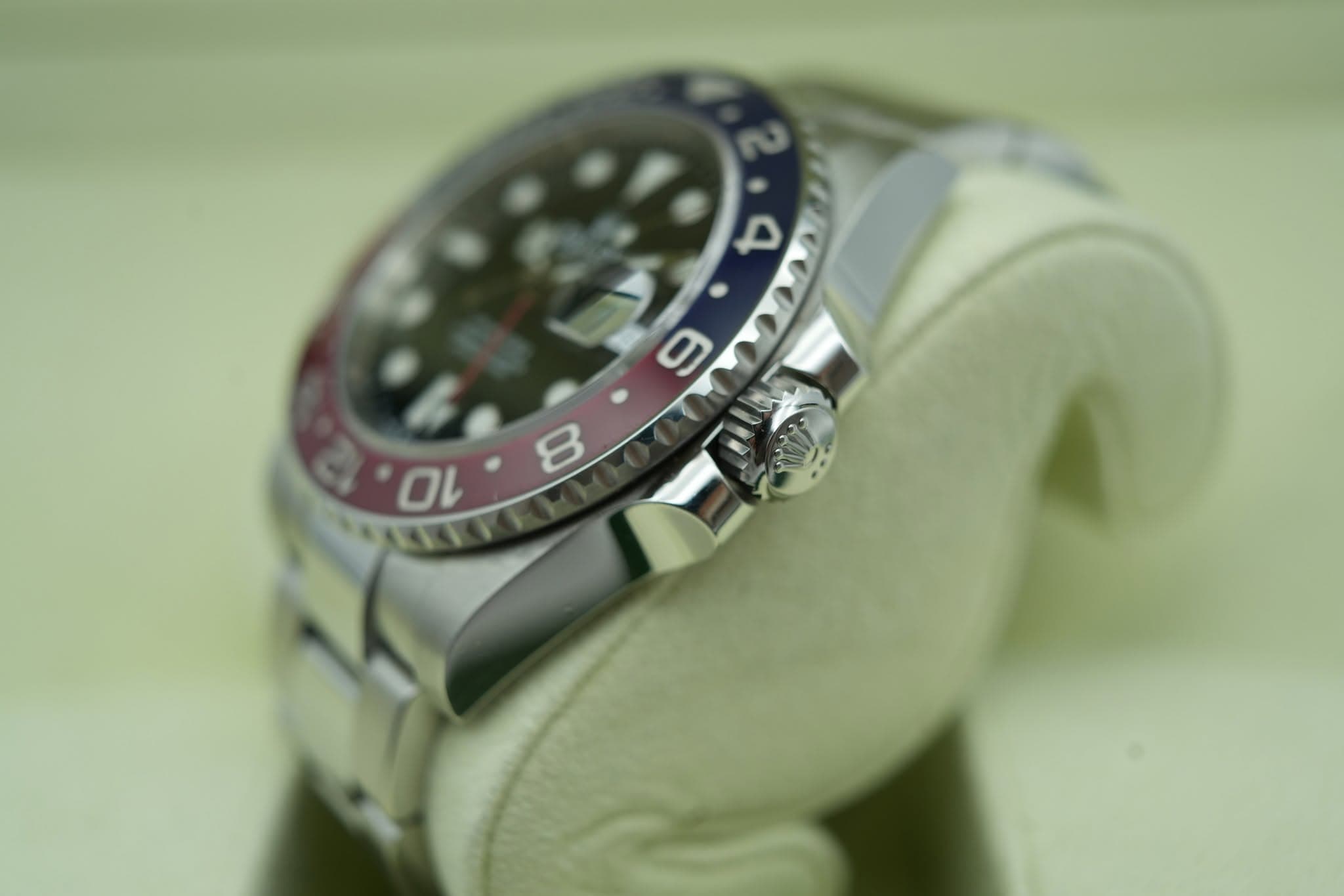 May be an image of wrist watch and text that says '2.4 D 8 ጎወራታት 0 10'