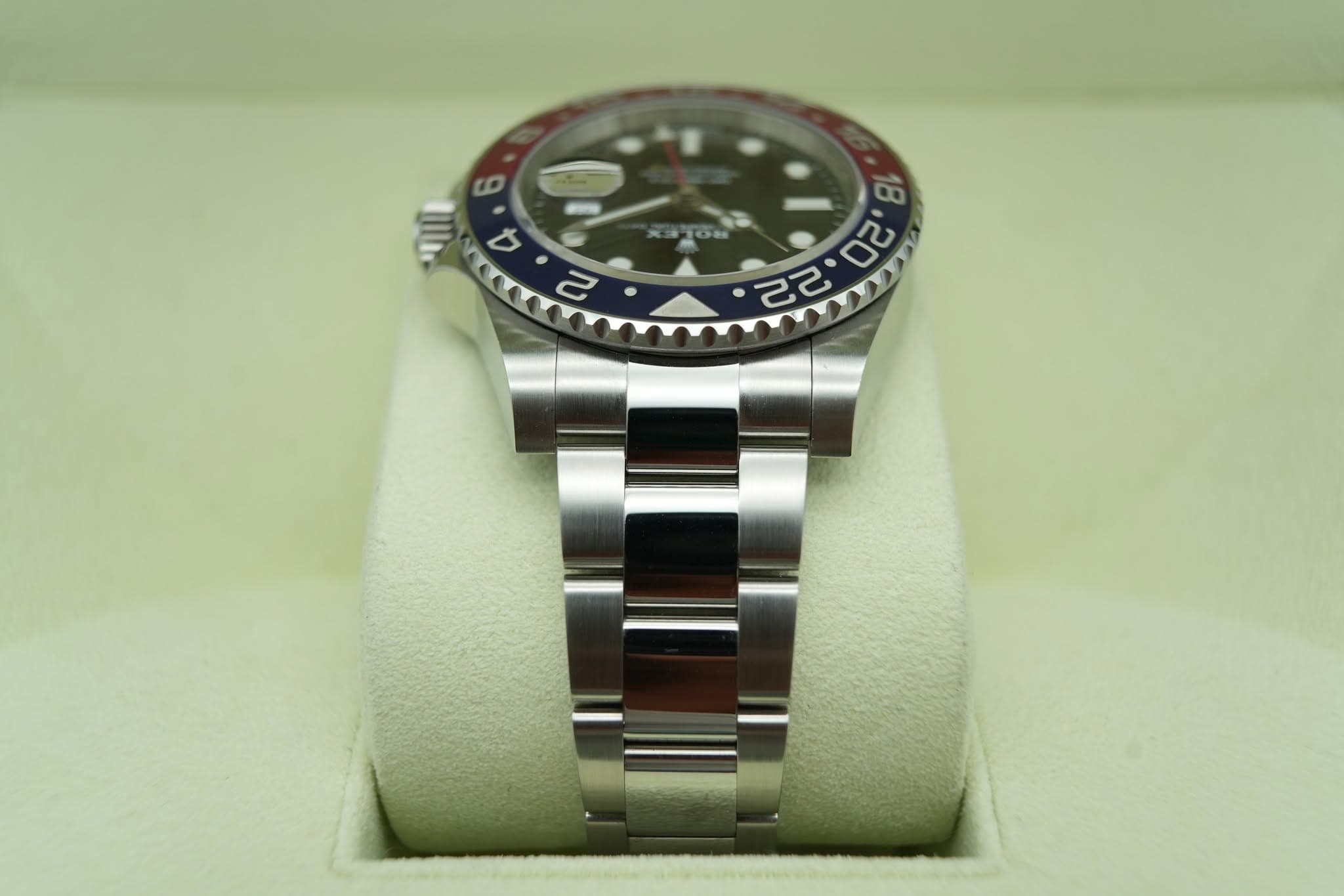 May be an image of wrist watch and text that says '6O ל aU 18 IOR 02 랑.0리 D 2 2 OI'