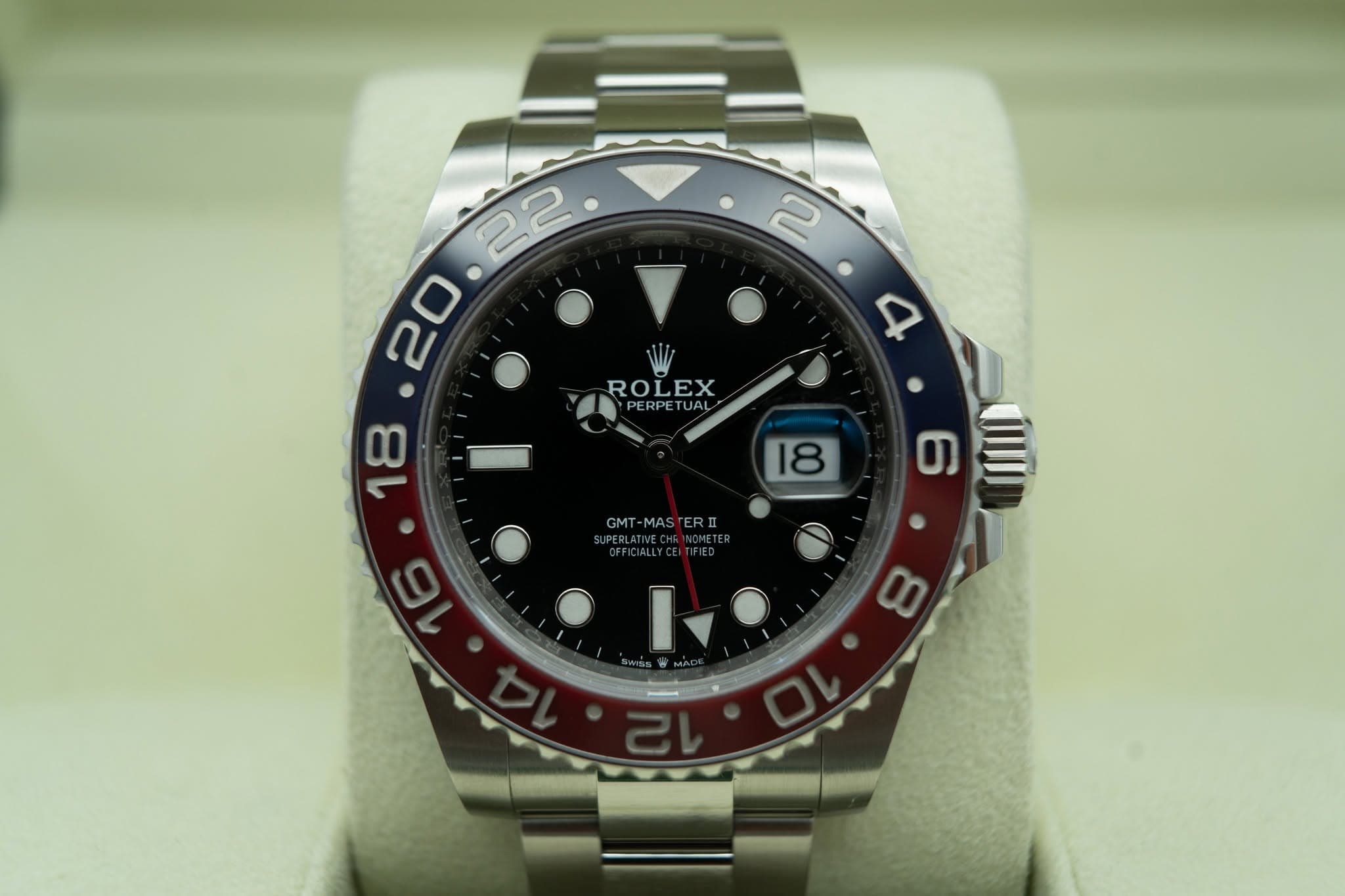May be an image of wrist watch and text that says ' ROLEX PERPETUAL UAL PERPE 18 8 18 GMT MASE ERII IPERL TREC DEFICLA FICIALLYCEITIFIED ICHE 6 16 S体155 MAD 00 ©'