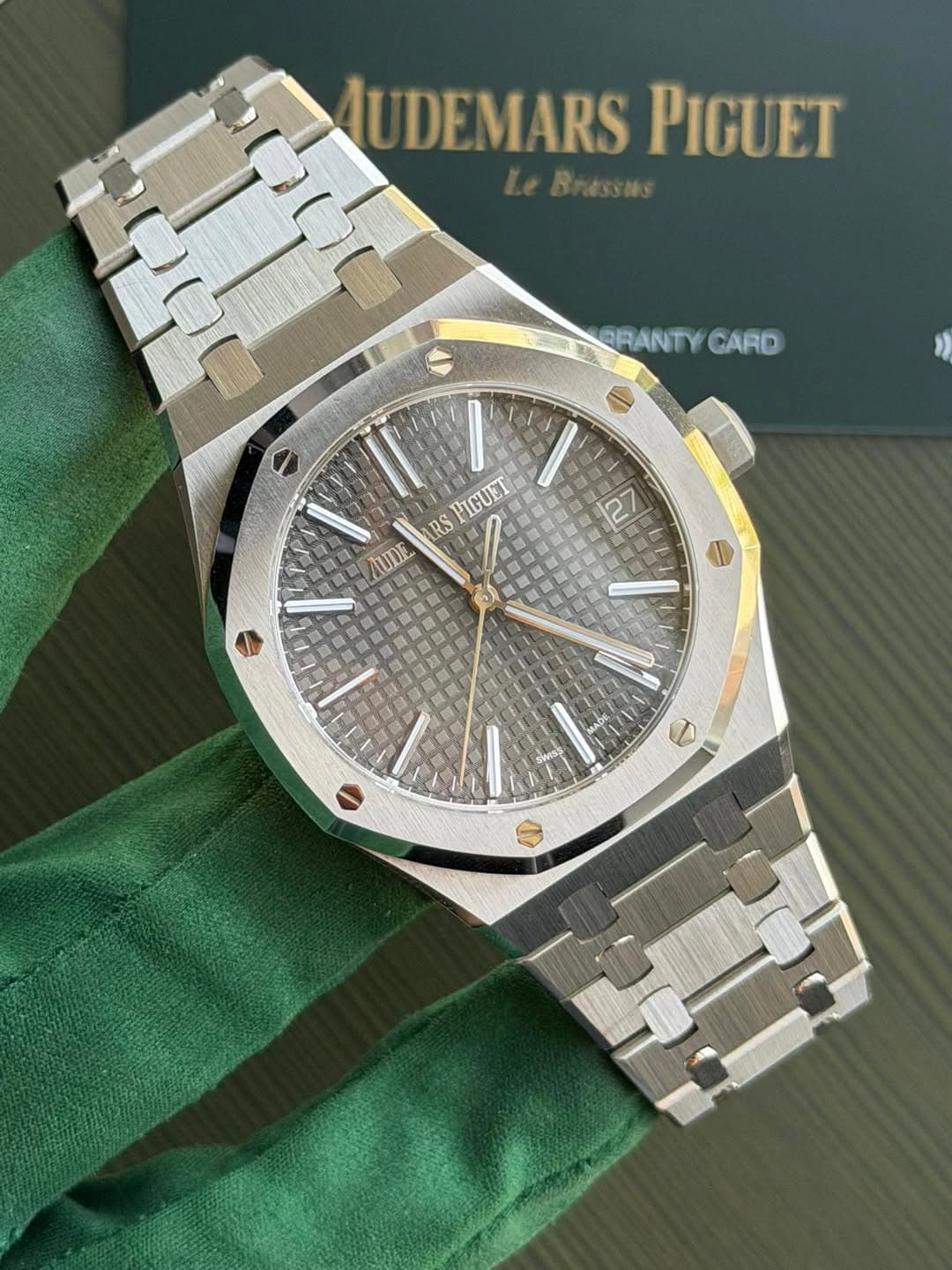 May be an image of wrist watch and text that says 'U UDEMARS PIGUET GRANTYCARD BRANTY CARD II NGUET RS AUDE 禁 2'