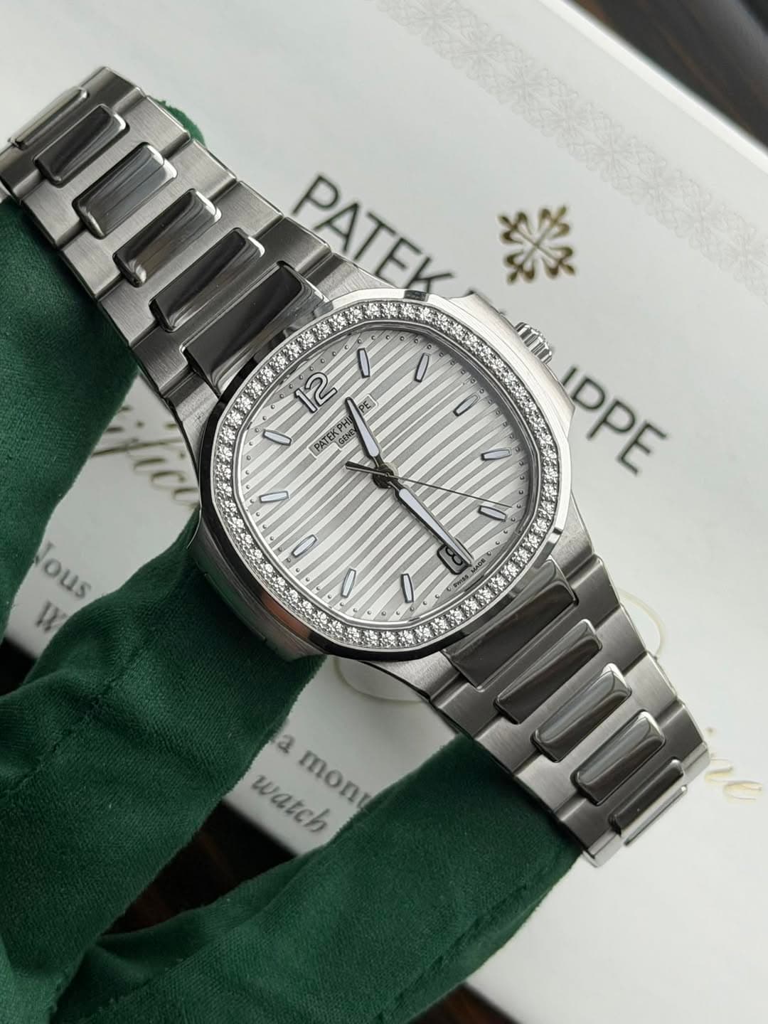 May be an image of wrist watch and text that says 'PATEK 楽 V EPش 0 م 0 IDPE 1I 12 PE FAT PATEKPHI មស / 0 I ous WN - a watch mont moni'