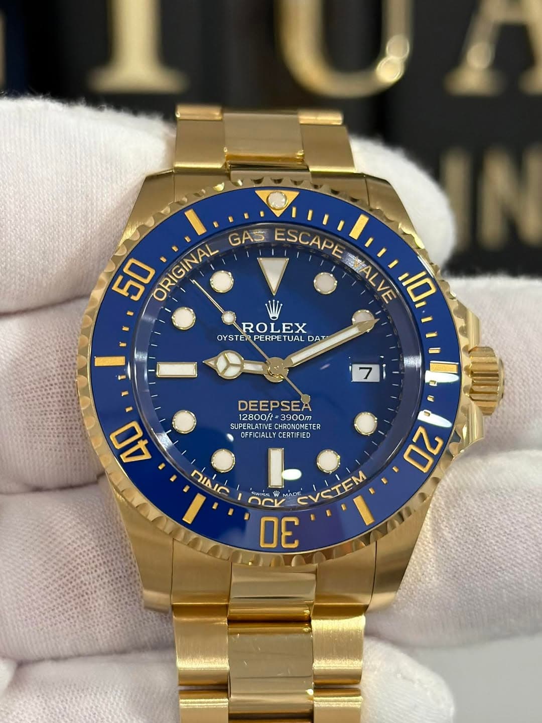 May be an image of wrist watch and text that says 'GAS ESCAPE 50 ORIGINAL WALVE 10 ROLEX OYSTE OYSTERPERPETUALDAT PERPETUAL DAT 7 7 DEEPSEA 12800/t=3900m 12800/t= =3900m IRONOMETER…
