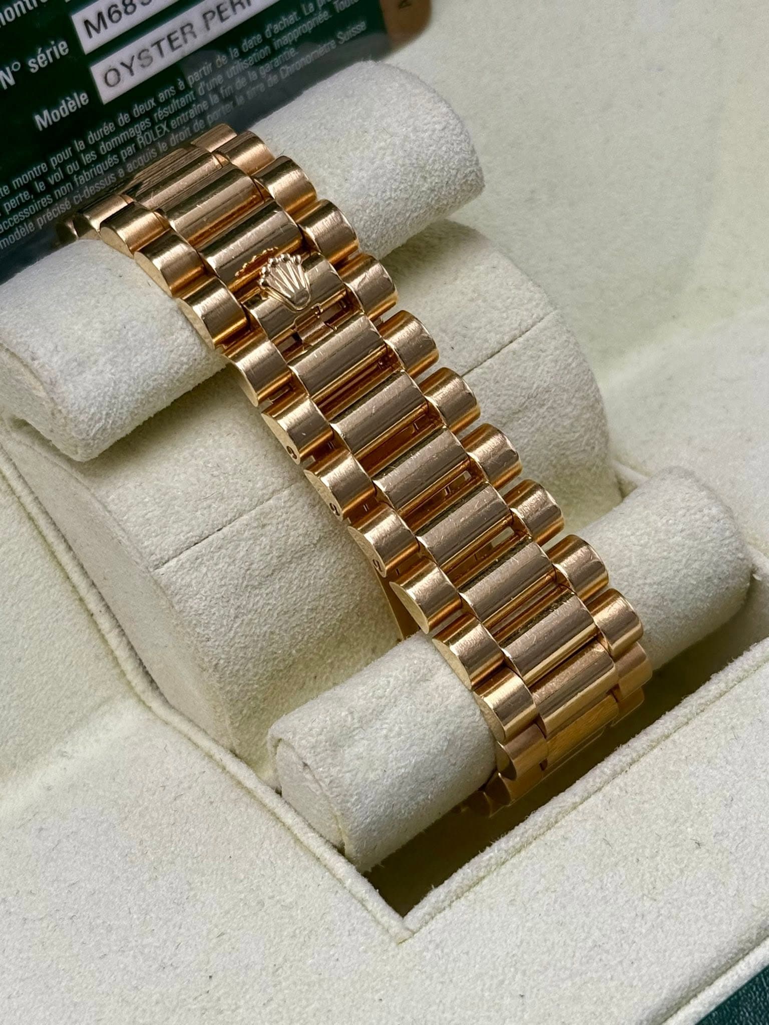 May be an image of wrist watch and text that says 'm6b OYSTER OYSTERPEH, PEn serie OYSTER Modéle'
