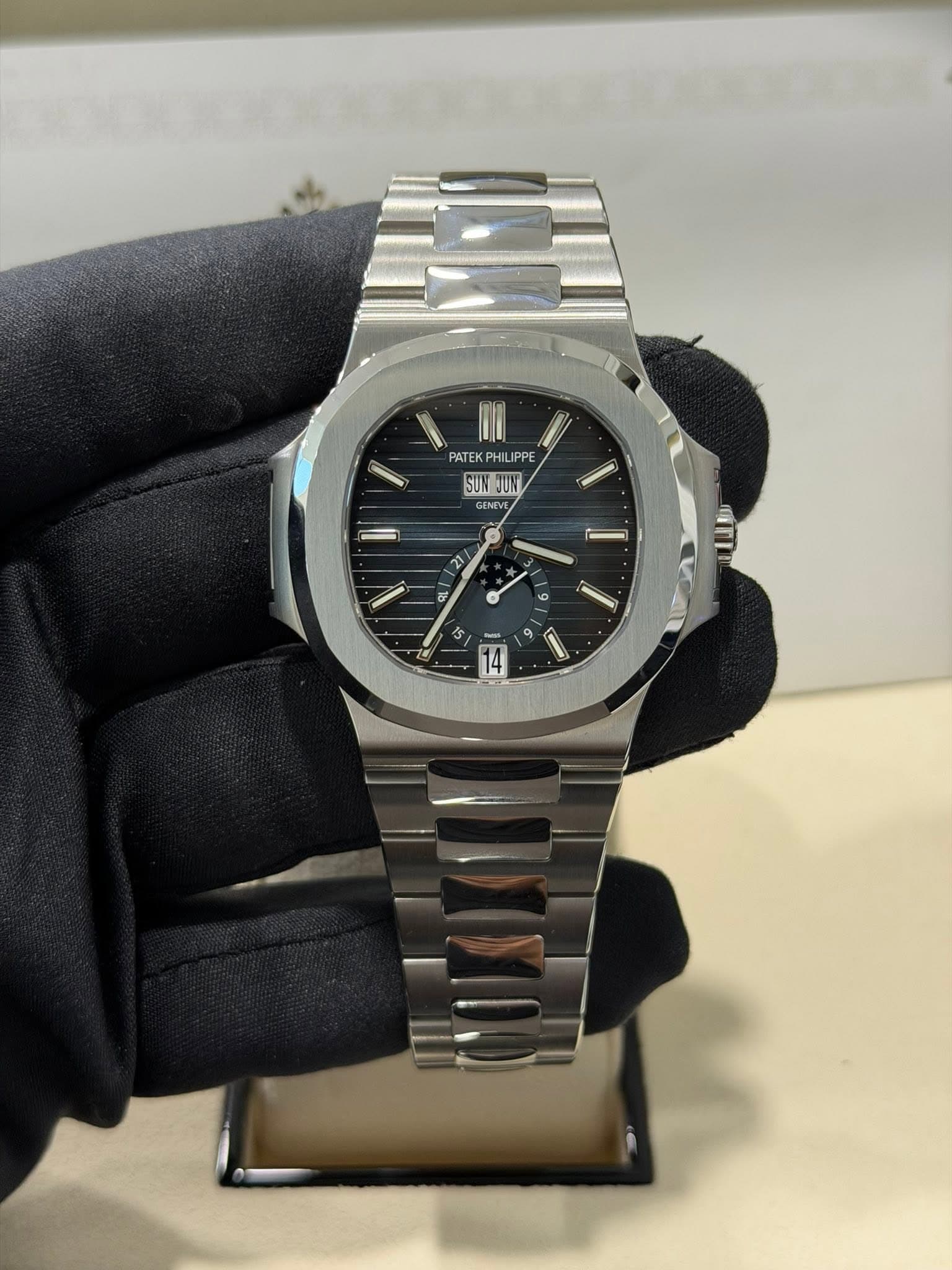 May be an image of wrist watch and text that says '00 PATEKP PATE ILIPPE PPE SUNJUN JUN 21 11 و ा 14'