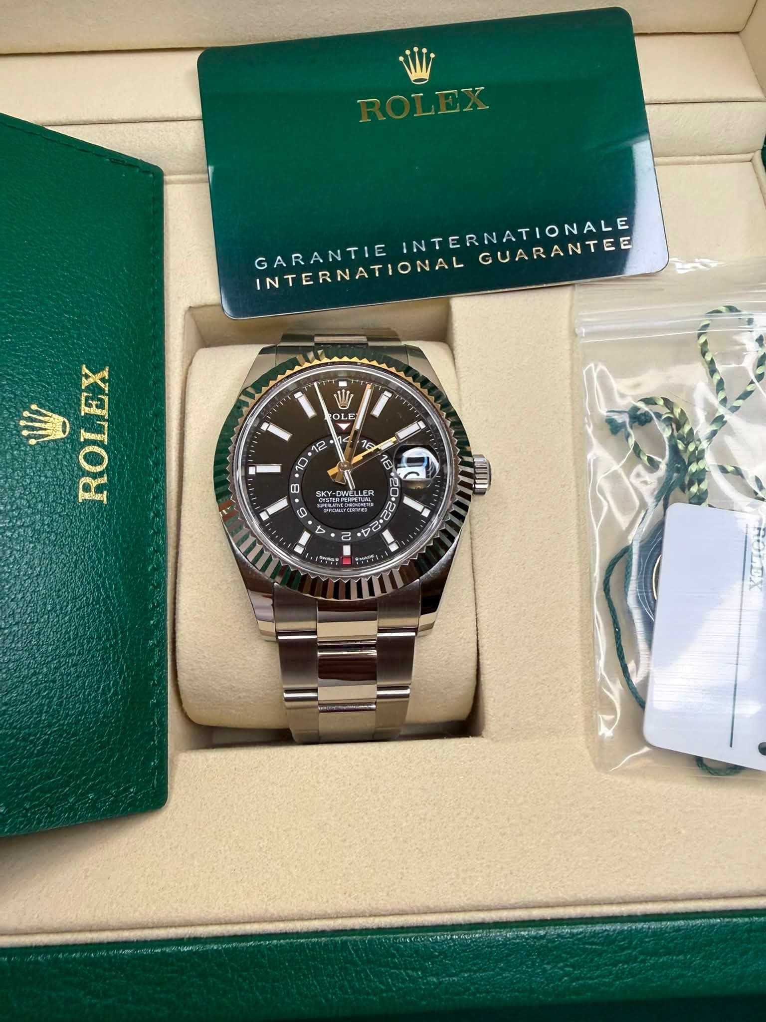 May be an image of wrist watch and text that says 'GARANTIE INTERNATIONALE GUARANTEE INTERNATIONAL INTERN 1 っ ۔ W i 12 AO ROLEX KYD KY-OWELLER WT កនគារជរ 0 Oa'