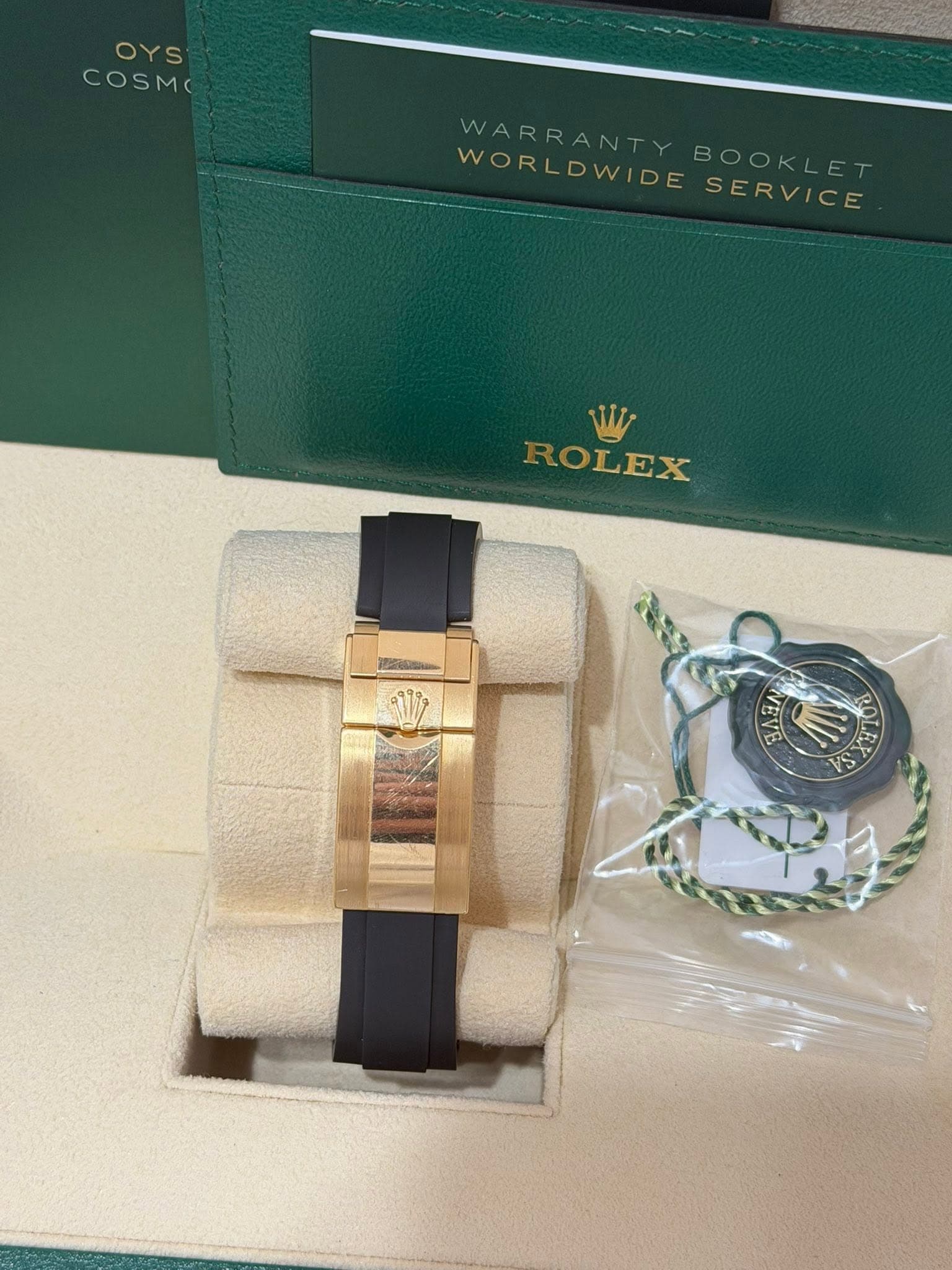 May be an image of wrist watch and text that says 'OYS COSMO WORLDWIBOOKLET WORLDWIDESERVICE WARRANTYBOOKIET WORL DWIDE BOOKLET WORLDWIDE SERVICE W ROLEX'
