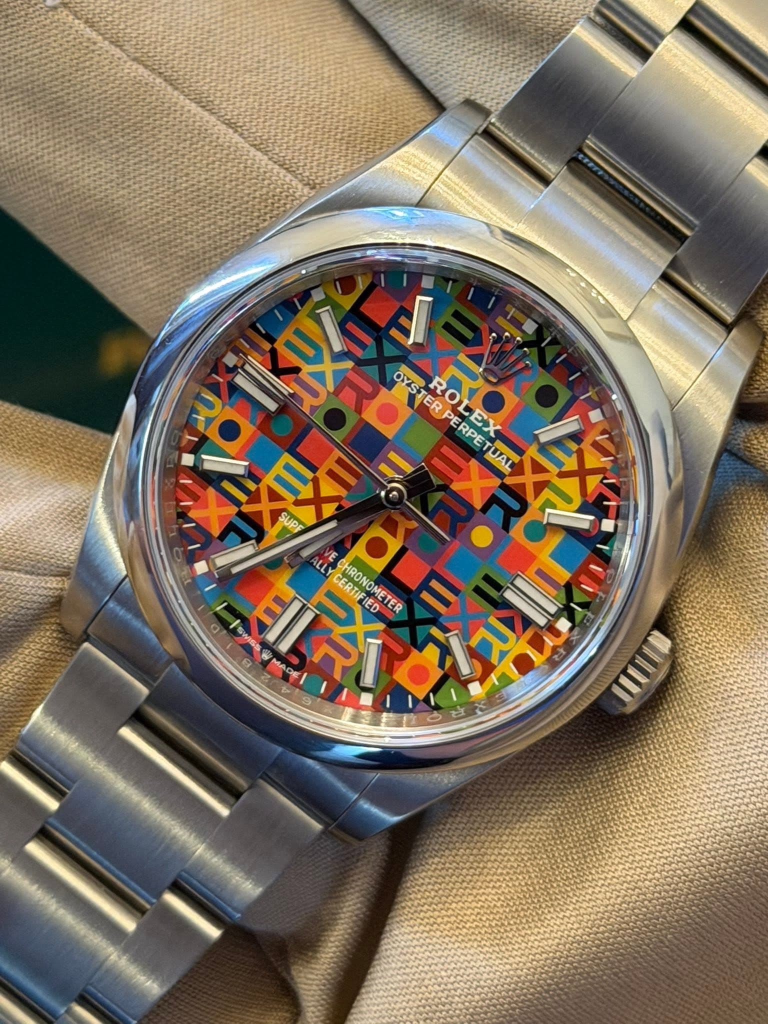 May be an image of wrist watch and text that says '收 海 SUPF UL S OYSTERPERPET OYSTE TER Pe ER OY ROLEX ERP ΕX ERPET UAL मारिी HRONO HRONO HRONOMETER CERTIF MN dLE EER IED'