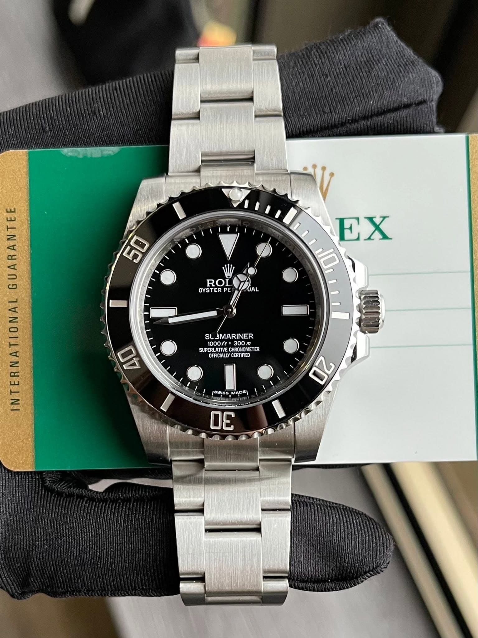 May be an image of wrist watch and text that says '50 ROI OYSTERPE PAUAL EX 10 10.1l አላም/ን INTERNATIONAL ATIONAL SL. SLJMARINER R 1000ft 1000fr300m 300m UPERLATIVE TER OFFICIALIO…